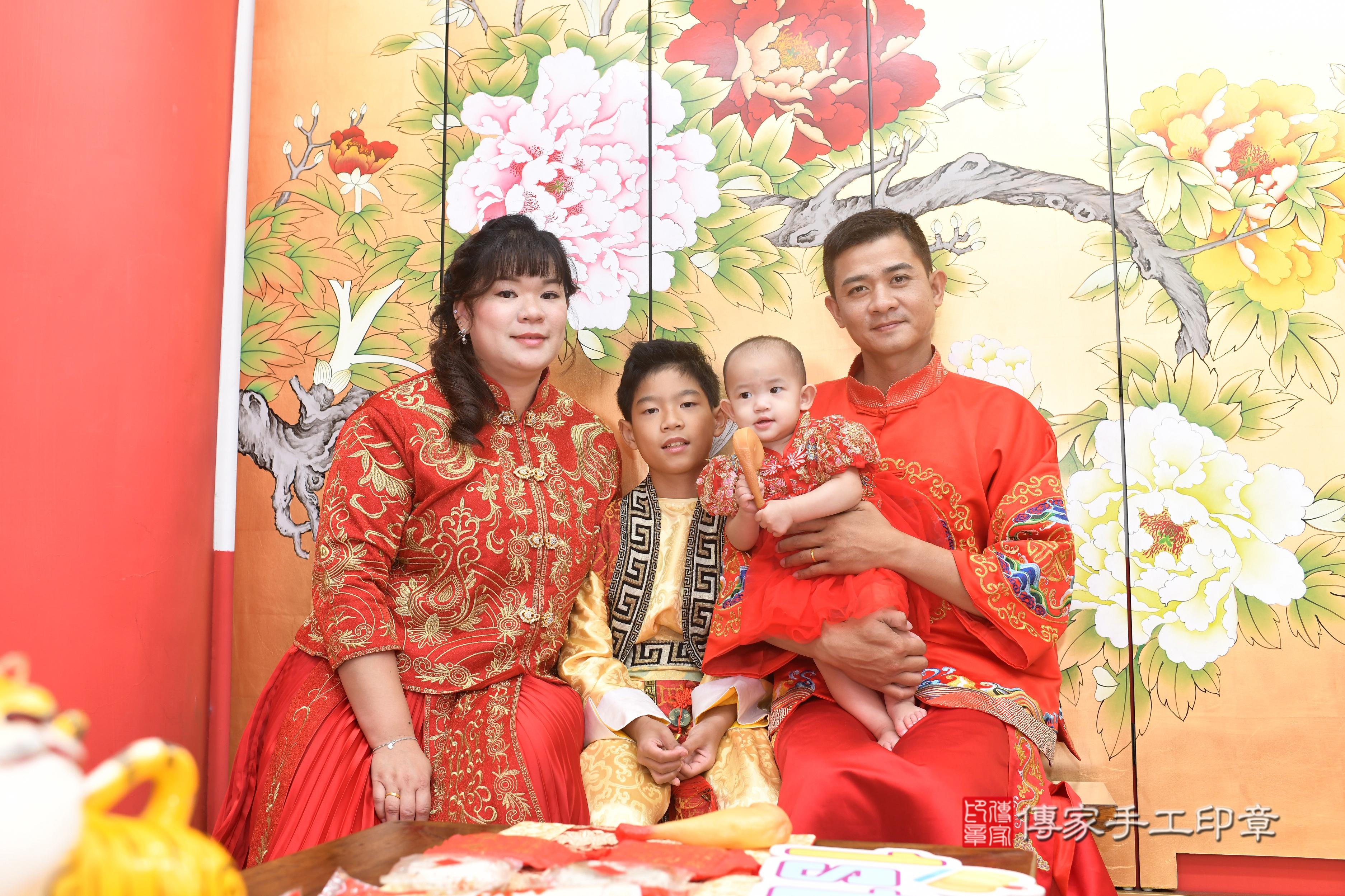 傳家手工印章高雄店、抓周、度脺、中國風會場、傳家嬰兒古禮、吉祥話、抓周道具物品24種、拍照。抓周證書。寶寶抓周、滿周歲、生日快樂、祝福