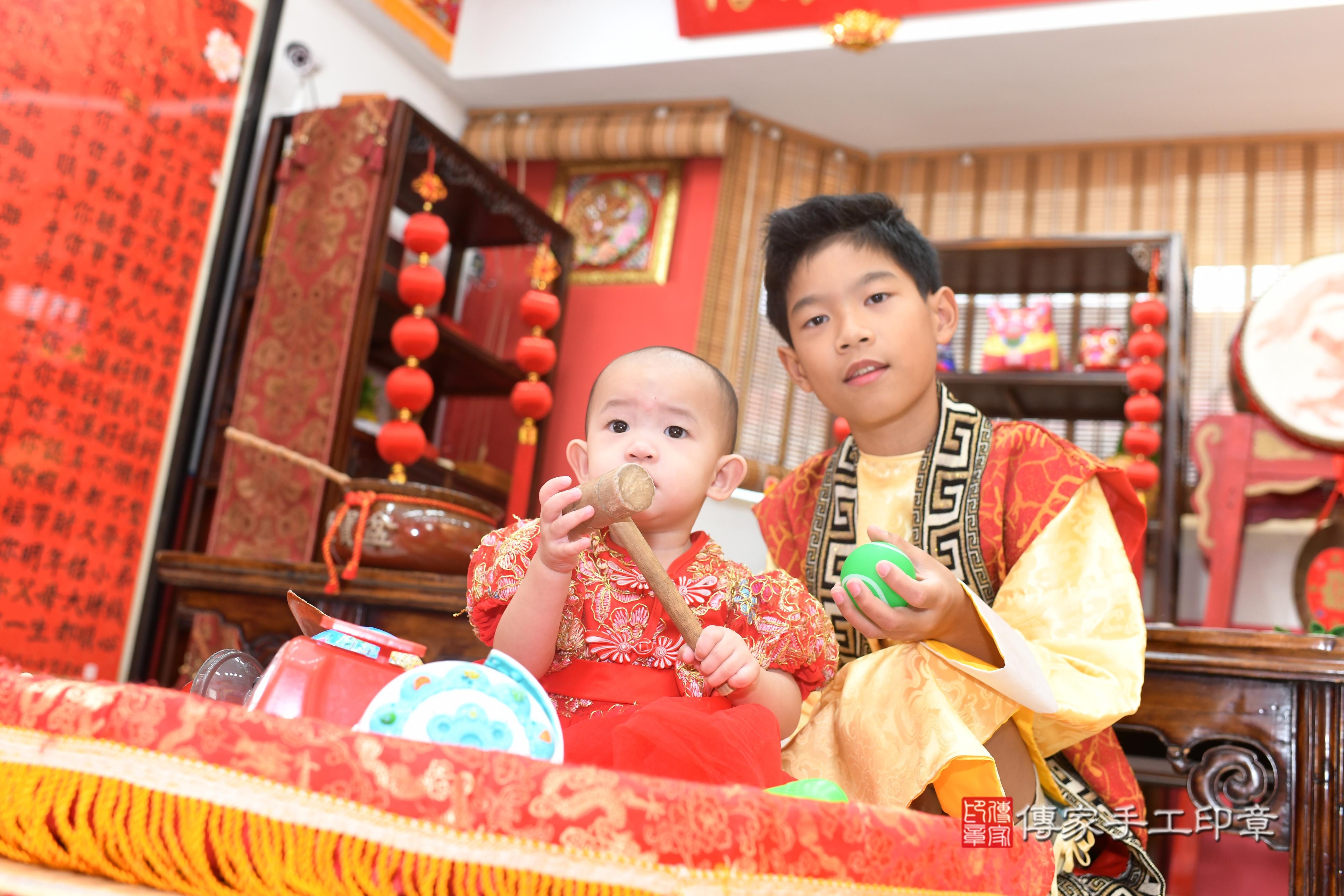 傳家手工印章高雄店、抓周、度脺、中國風會場、傳家嬰兒古禮、吉祥話、抓周道具物品24種、拍照。抓周證書。寶寶抓周、滿周歲、生日快樂、祝福