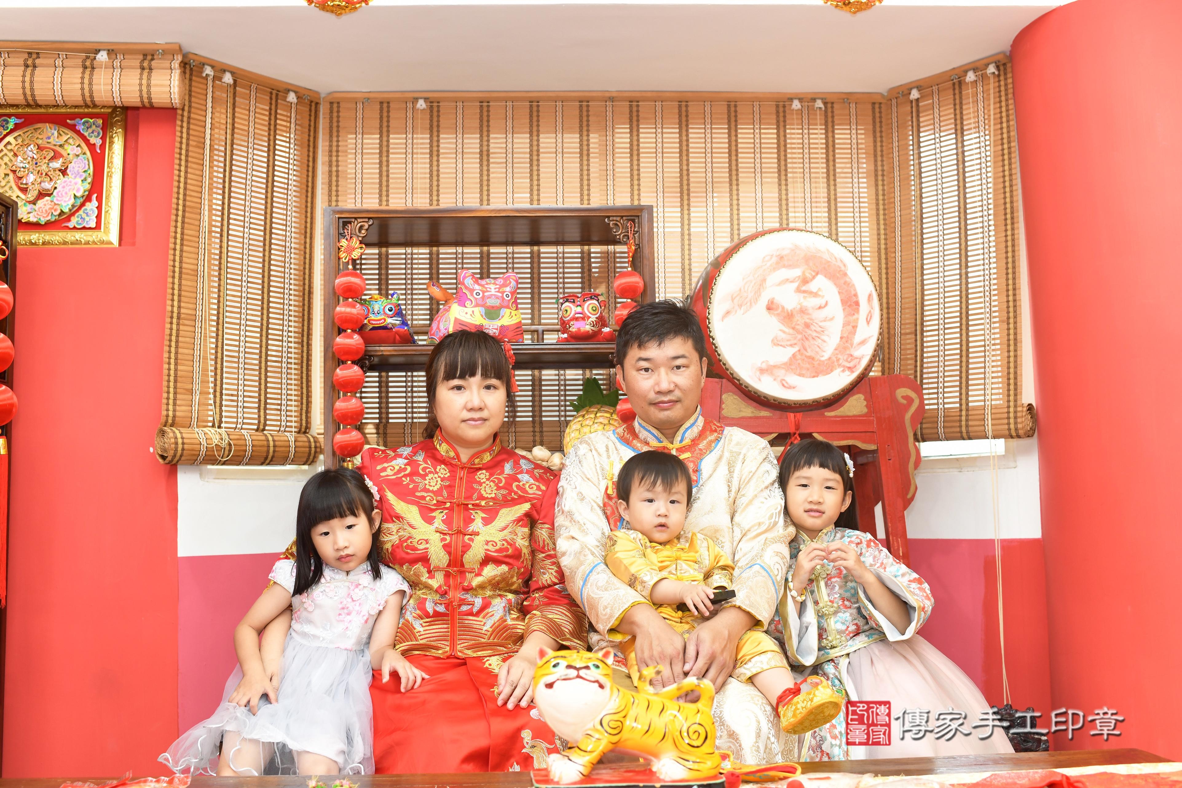 傳家手工印章高雄店、抓周、度脺、中國風會場、傳家嬰兒古禮、吉祥話、抓周道具物品24種、拍照。抓周證書。寶寶抓周、滿周歲、生日快樂、祝福