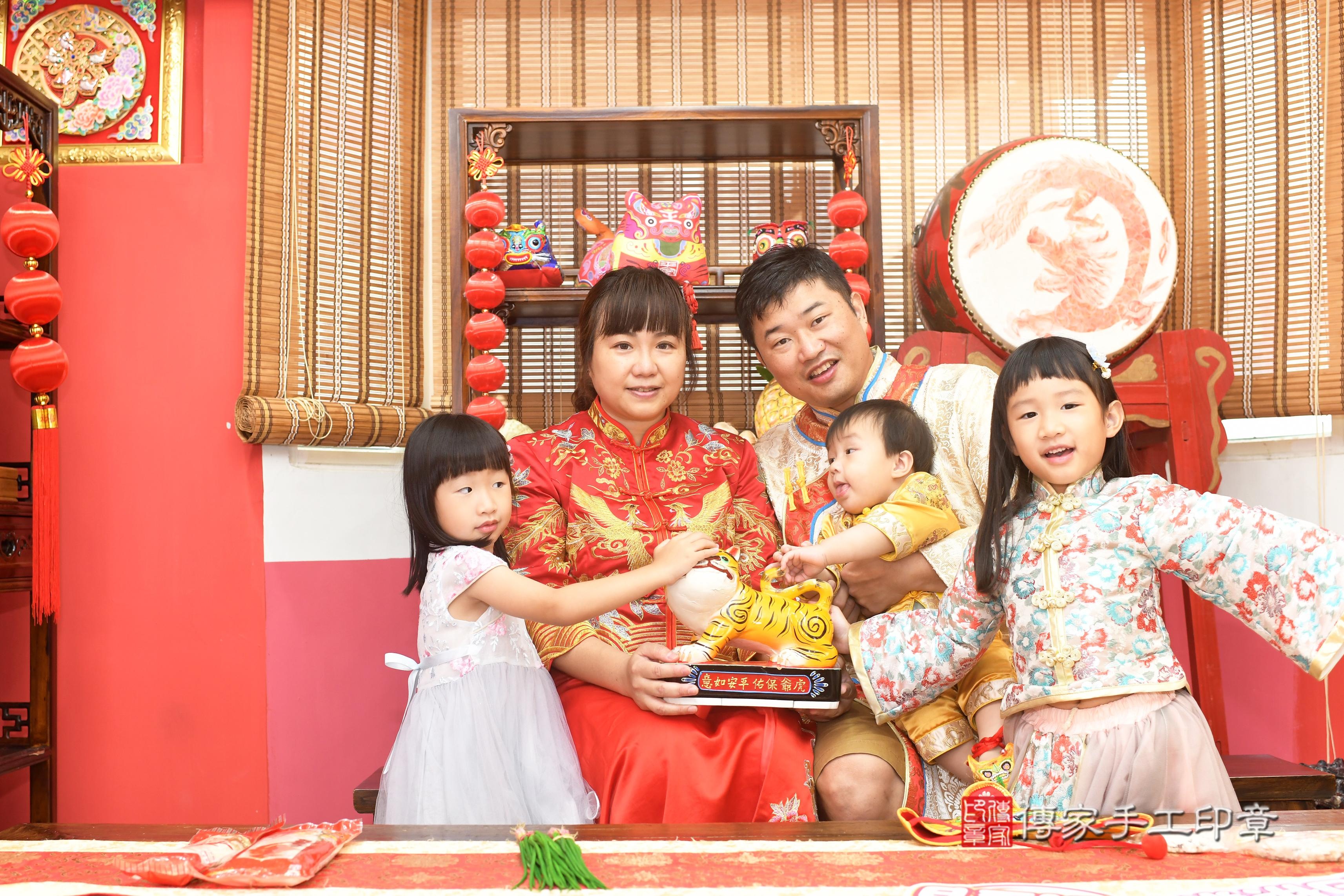 傳家手工印章高雄店、抓周、度脺、中國風會場、傳家嬰兒古禮、吉祥話、抓周道具物品24種、拍照。抓周證書。寶寶抓周、滿周歲、生日快樂、祝福
