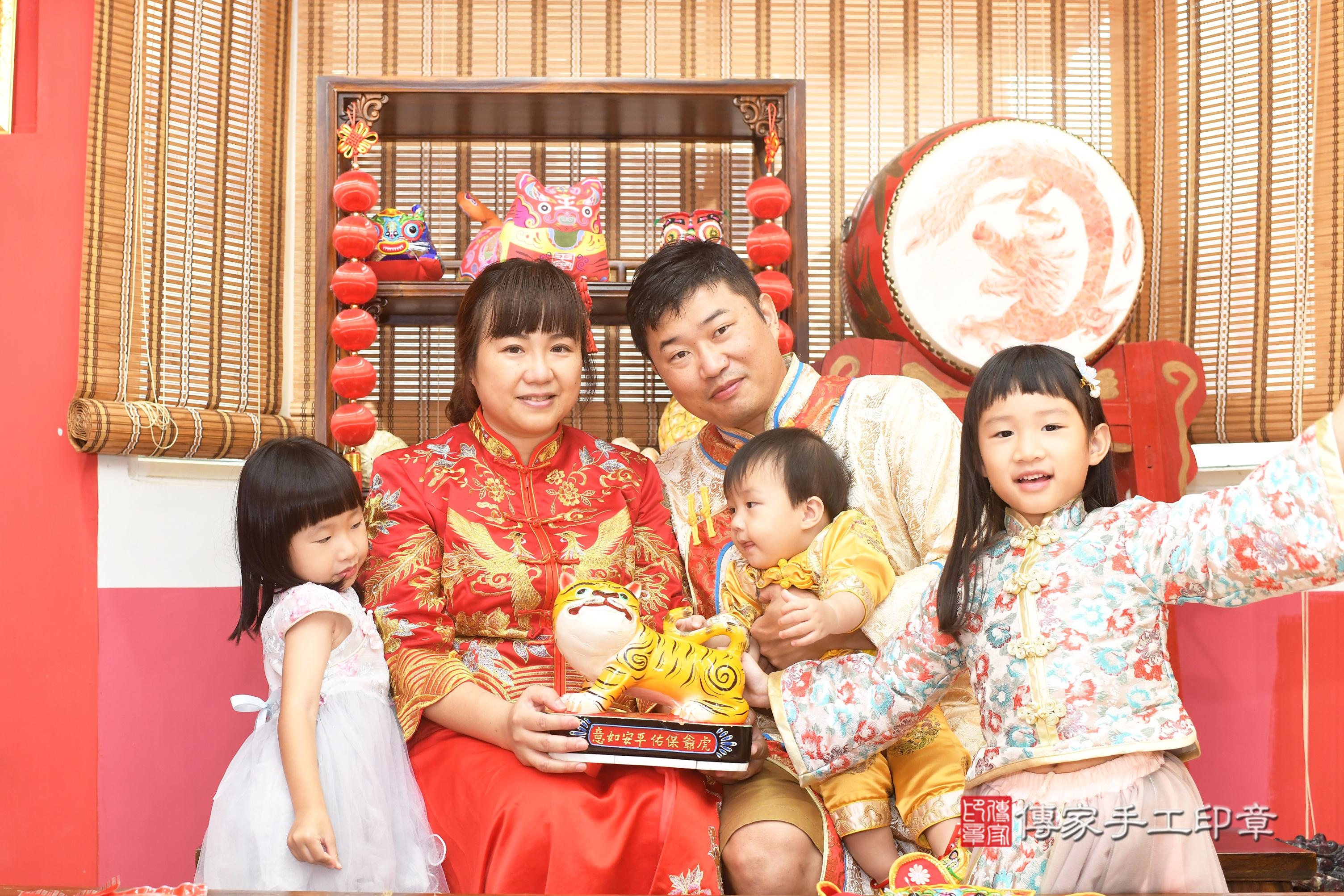 傳家手工印章高雄店、抓周、度脺、中國風會場、傳家嬰兒古禮、吉祥話、抓周道具物品24種、拍照。抓周證書。寶寶抓周、滿周歲、生日快樂、祝福