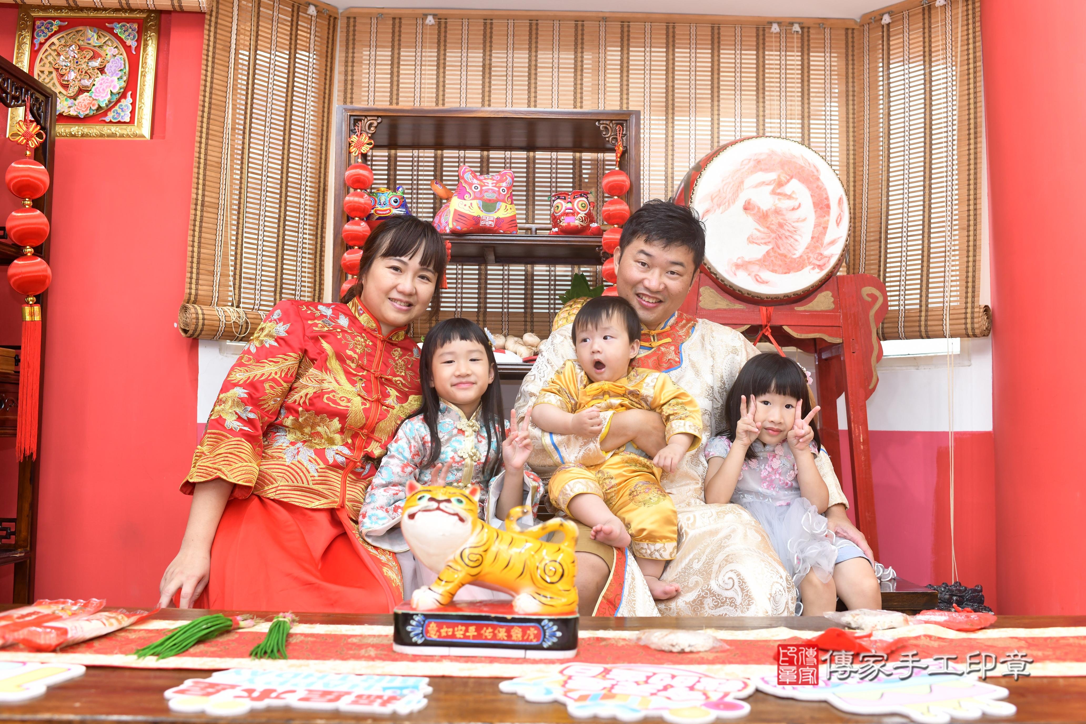 傳家手工印章高雄店、抓周、度脺、中國風會場、傳家嬰兒古禮、吉祥話、抓周道具物品24種、拍照。抓周證書。寶寶抓周、滿周歲、生日快樂、祝福