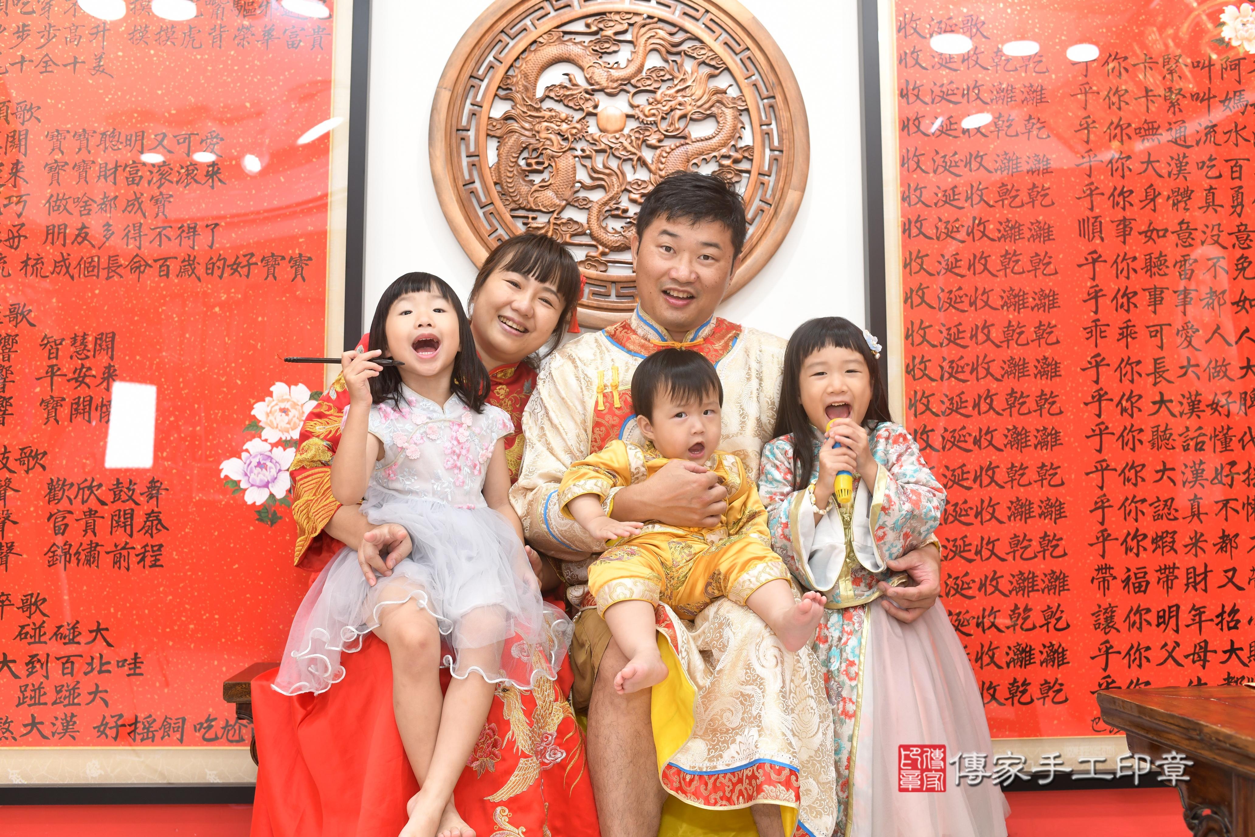 傳家手工印章高雄店、抓周、度脺、中國風會場、傳家嬰兒古禮、吉祥話、抓周道具物品24種、拍照。抓周證書。寶寶抓周、滿周歲、生日快樂、祝福