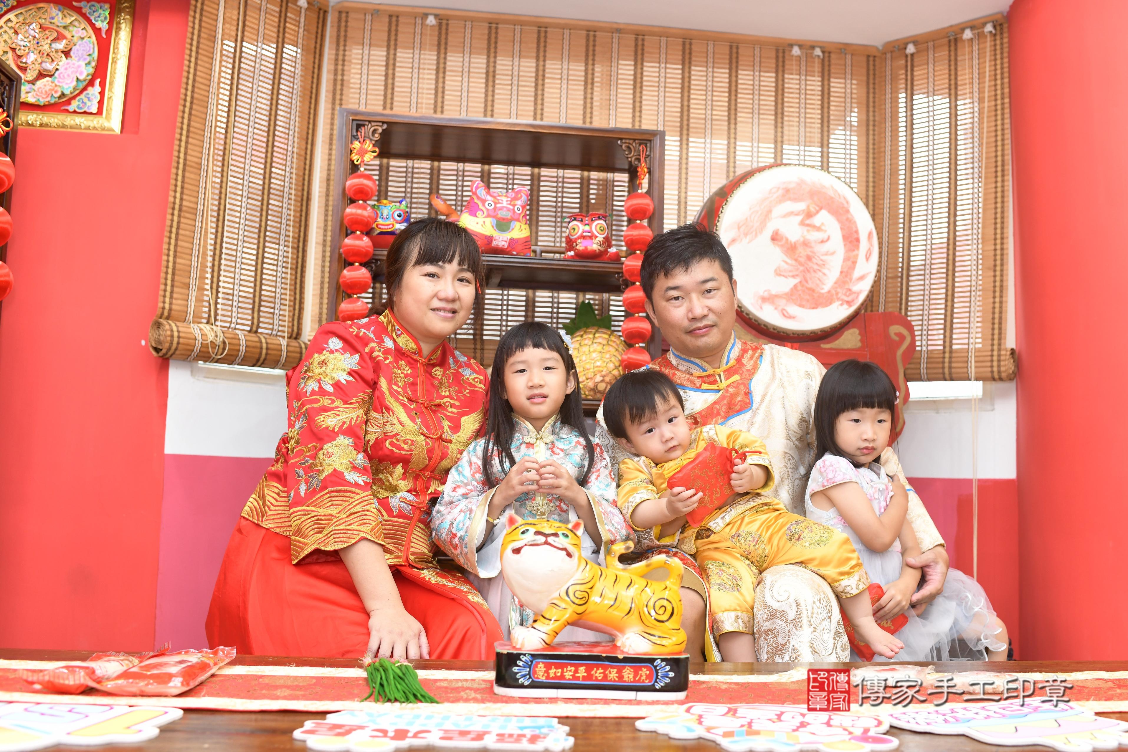 傳家手工印章高雄店、抓周、度脺、中國風會場、傳家嬰兒古禮、吉祥話、抓周道具物品24種、拍照。抓周證書。寶寶抓周、滿周歲、生日快樂、祝福