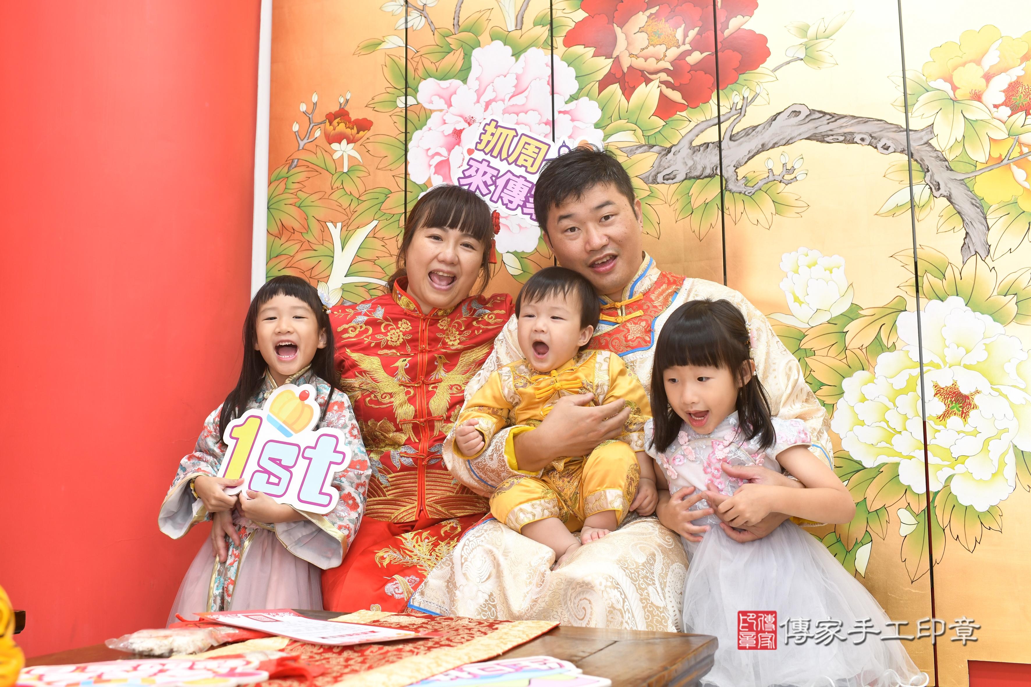 傳家手工印章高雄店、抓周、度脺、中國風會場、傳家嬰兒古禮、吉祥話、抓周道具物品24種、拍照。抓周證書。寶寶抓周、滿周歲、生日快樂、祝福
