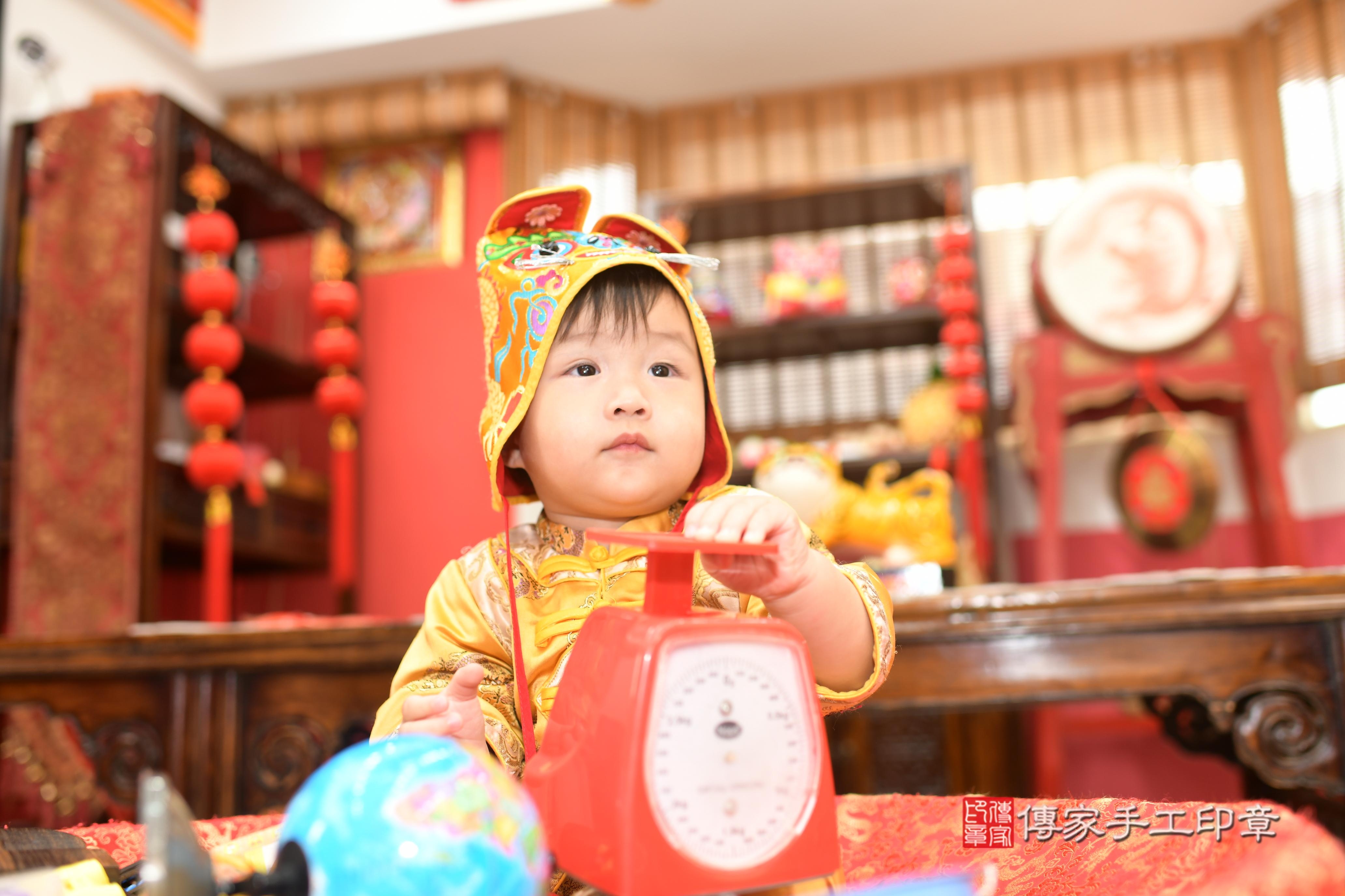 傳家手工印章高雄店、抓周、度脺、中國風會場、傳家嬰兒古禮、吉祥話、抓周道具物品24種、拍照。抓周證書。寶寶抓周、滿周歲、生日快樂、祝福