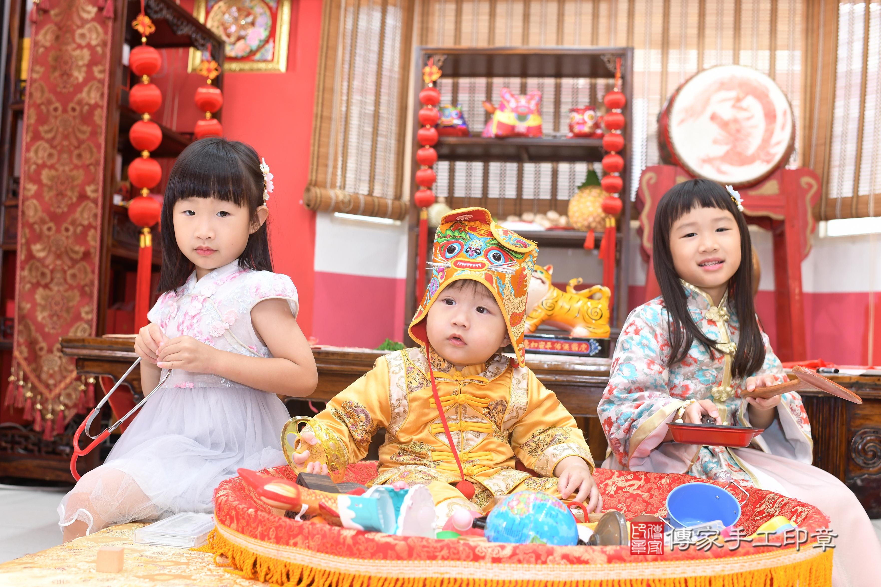 傳家手工印章高雄店、抓周、度脺、中國風會場、傳家嬰兒古禮、吉祥話、抓周道具物品24種、拍照。抓周證書。寶寶抓周、滿周歲、生日快樂、祝福