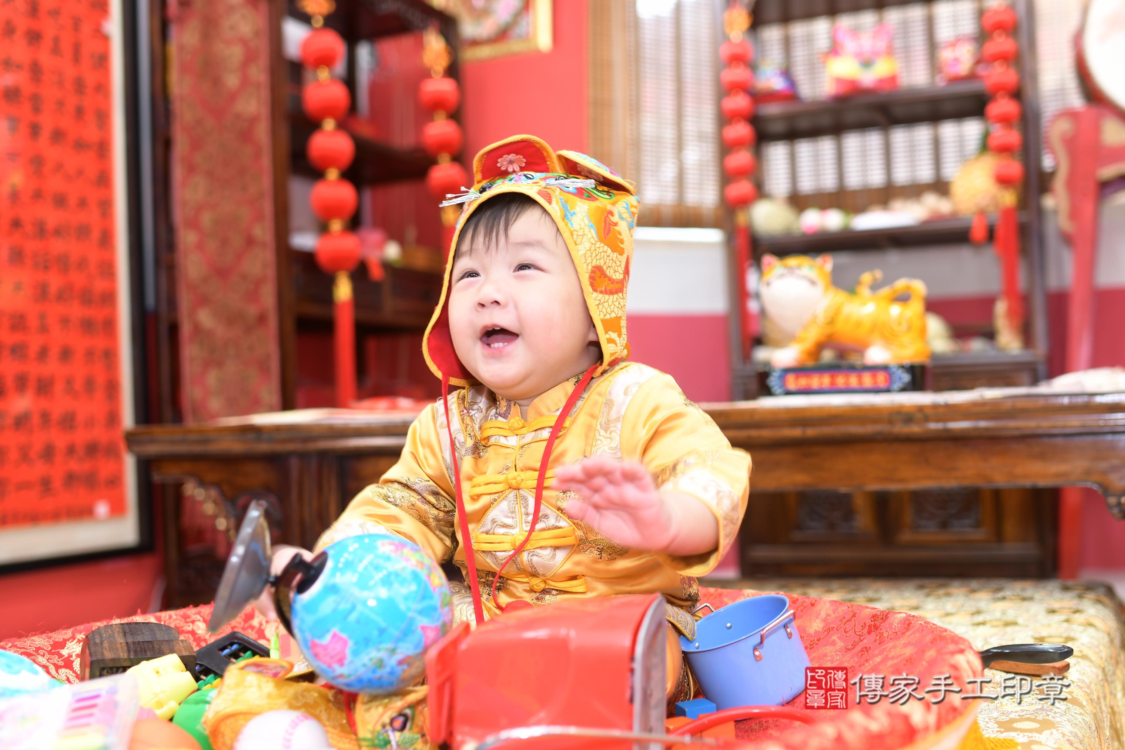 傳家手工印章高雄店、抓周、度脺、中國風會場、傳家嬰兒古禮、吉祥話、抓周道具物品24種、拍照。抓周證書。寶寶抓周、滿周歲、生日快樂、祝福