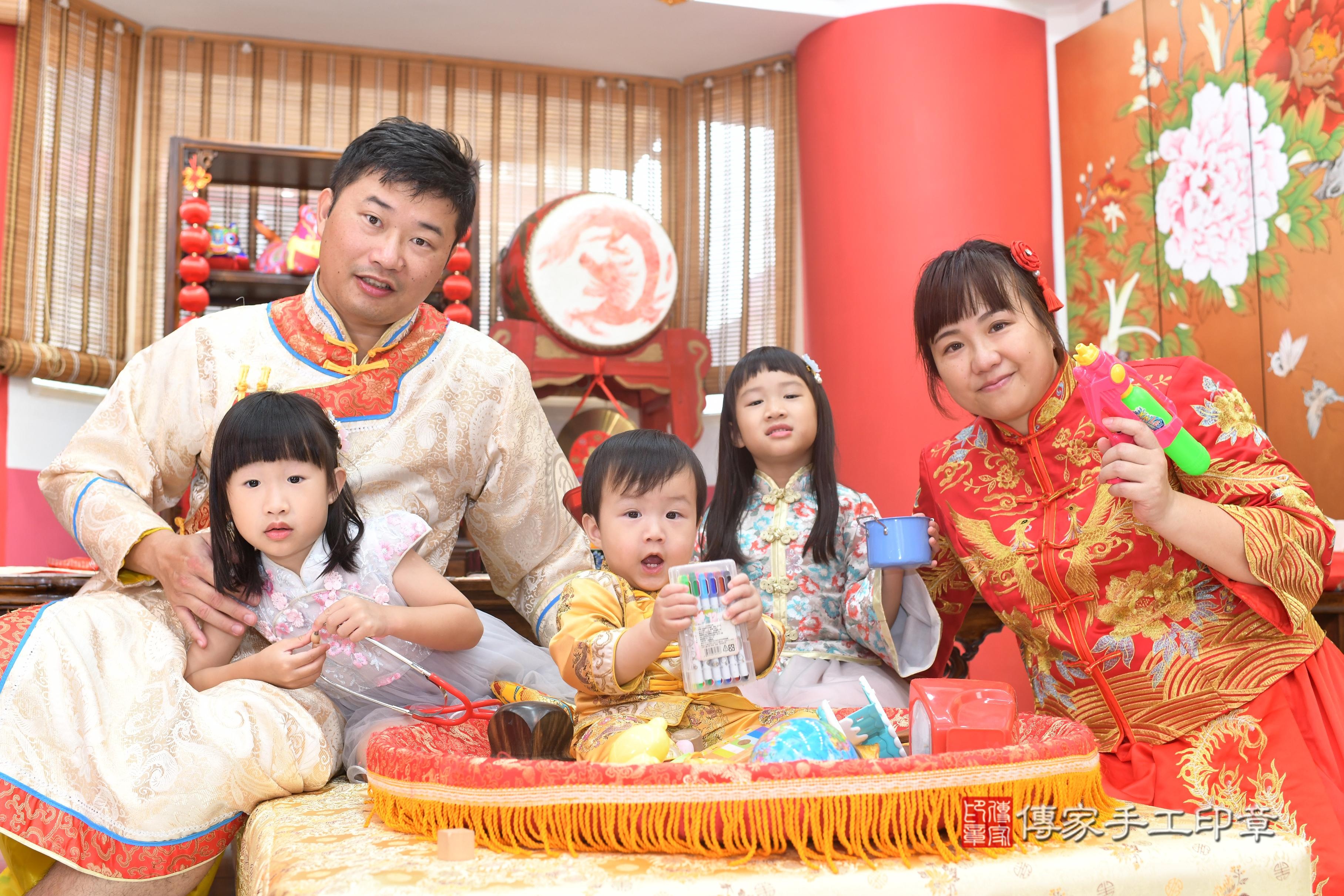 傳家手工印章高雄店、抓周、度脺、中國風會場、傳家嬰兒古禮、吉祥話、抓周道具物品24種、拍照。抓周證書。寶寶抓周、滿周歲、生日快樂、祝福
