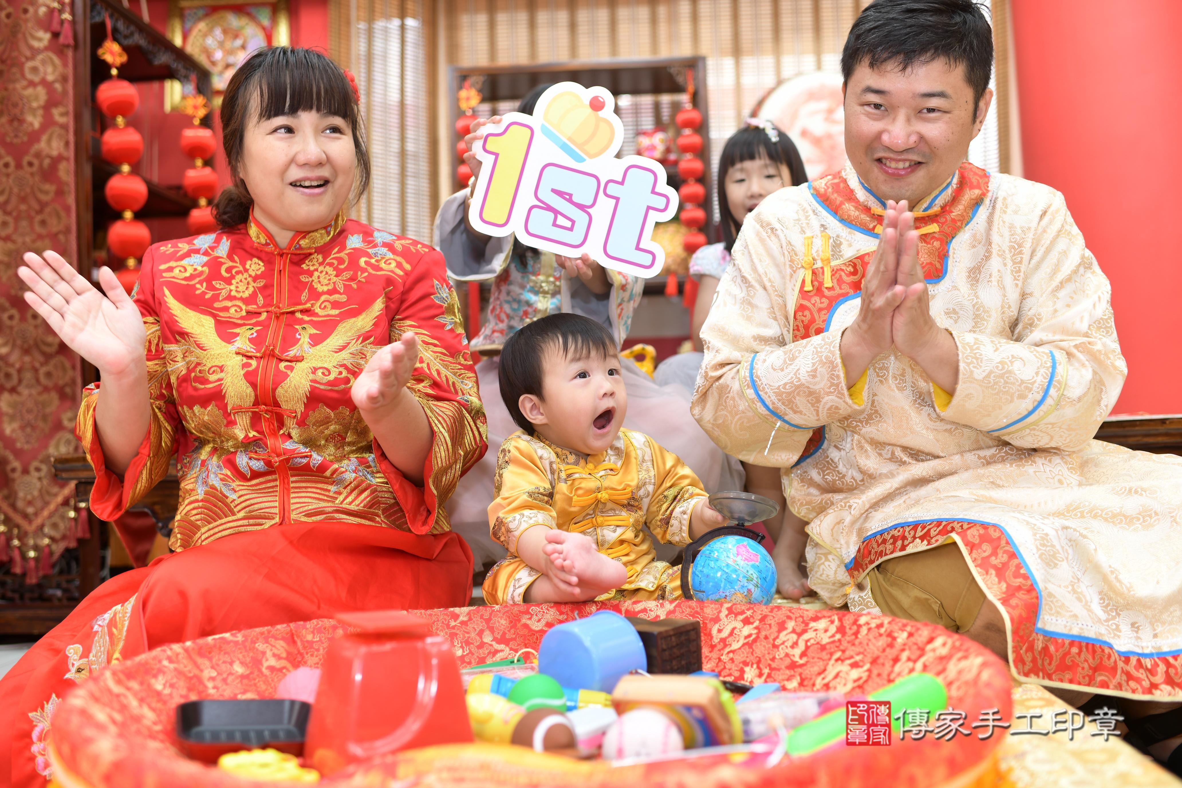 傳家手工印章高雄店、抓周、度脺、中國風會場、傳家嬰兒古禮、吉祥話、抓周道具物品24種、拍照。抓周證書。寶寶抓周、滿周歲、生日快樂、祝福