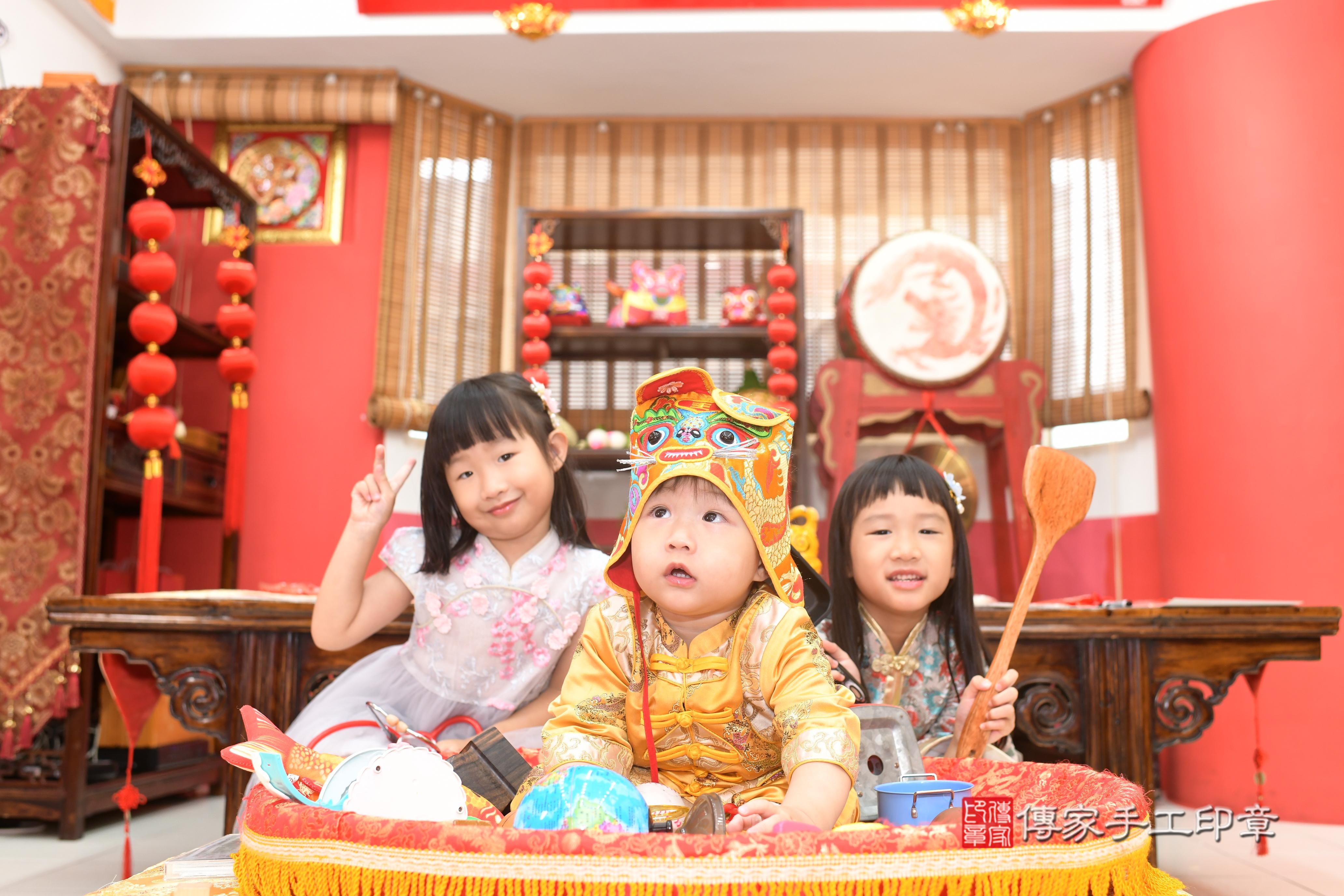 傳家手工印章高雄店、抓周、度脺、中國風會場、傳家嬰兒古禮、吉祥話、抓周道具物品24種、拍照。抓周證書。寶寶抓周、滿周歲、生日快樂、祝福
