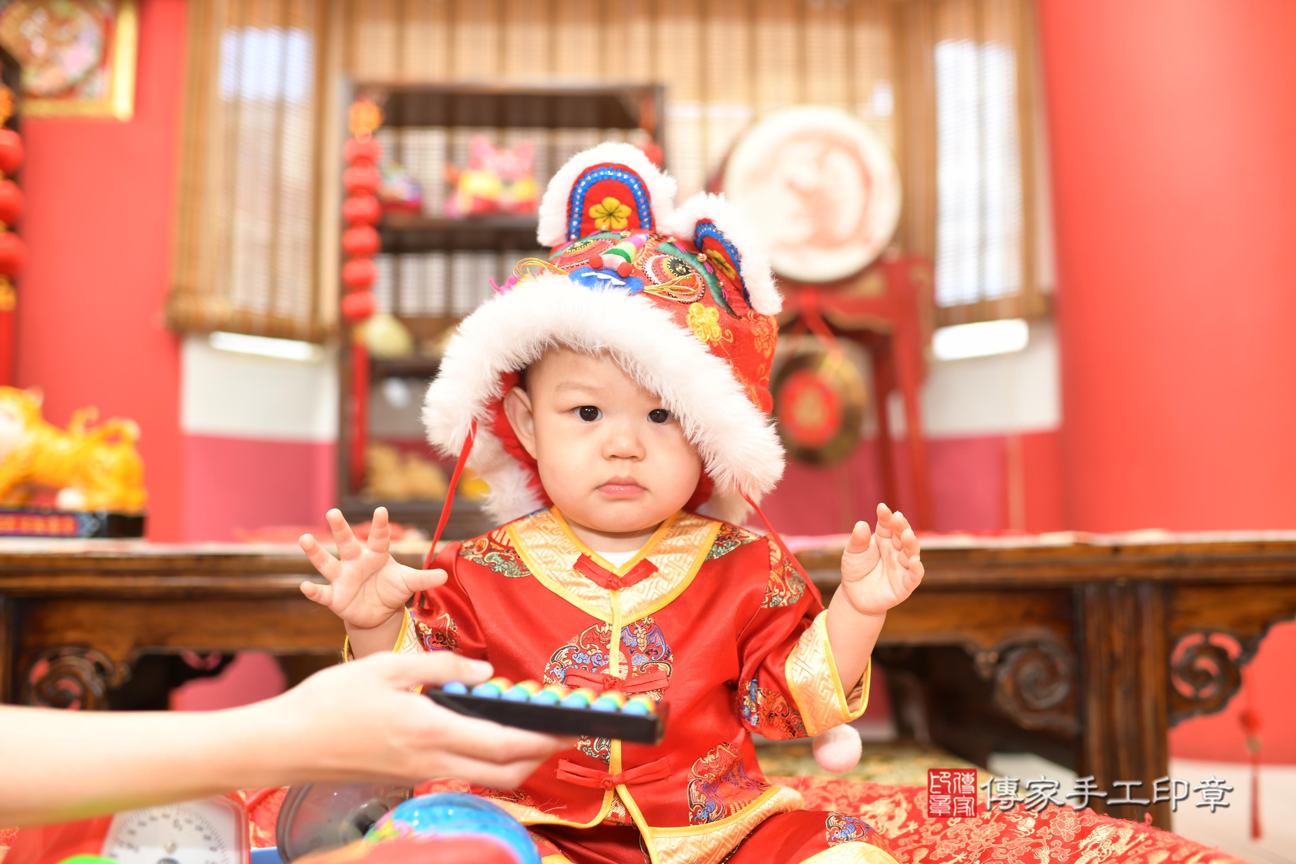 傳家手工印章高雄店、抓周、度脺、中國風會場、傳家嬰兒古禮、吉祥話、抓周道具物品24種、拍照。抓周證書。寶寶抓周、滿周歲、生日快樂、祝福