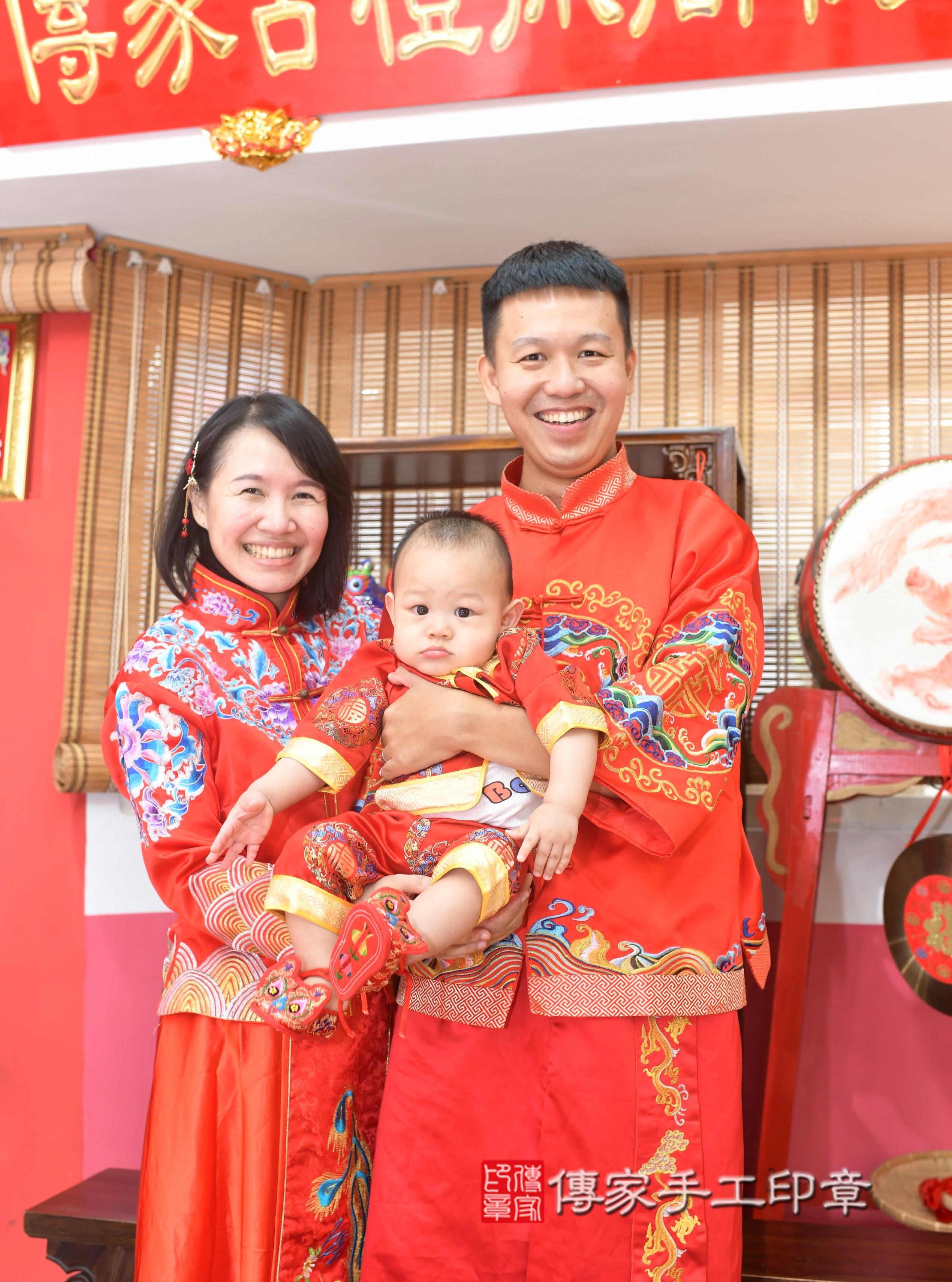 傳家手工印章高雄店、抓周、度脺、中國風會場、傳家嬰兒古禮、吉祥話、抓周道具物品24種、拍照。抓周證書。寶寶抓周、滿周歲、生日快樂、祝福