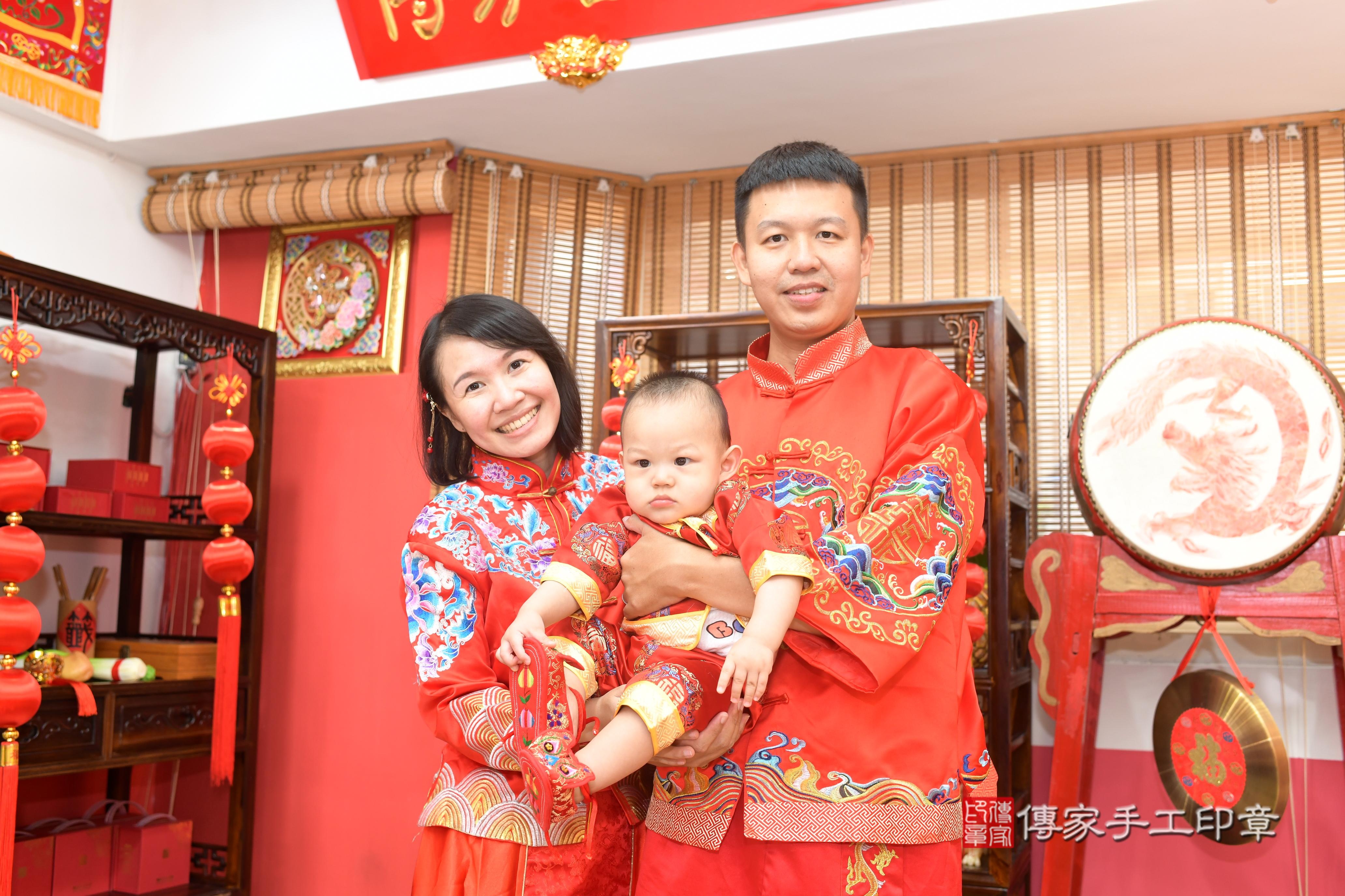 傳家手工印章高雄店、抓周、度脺、中國風會場、傳家嬰兒古禮、吉祥話、抓周道具物品24種、拍照。抓周證書。寶寶抓周、滿周歲、生日快樂、祝福