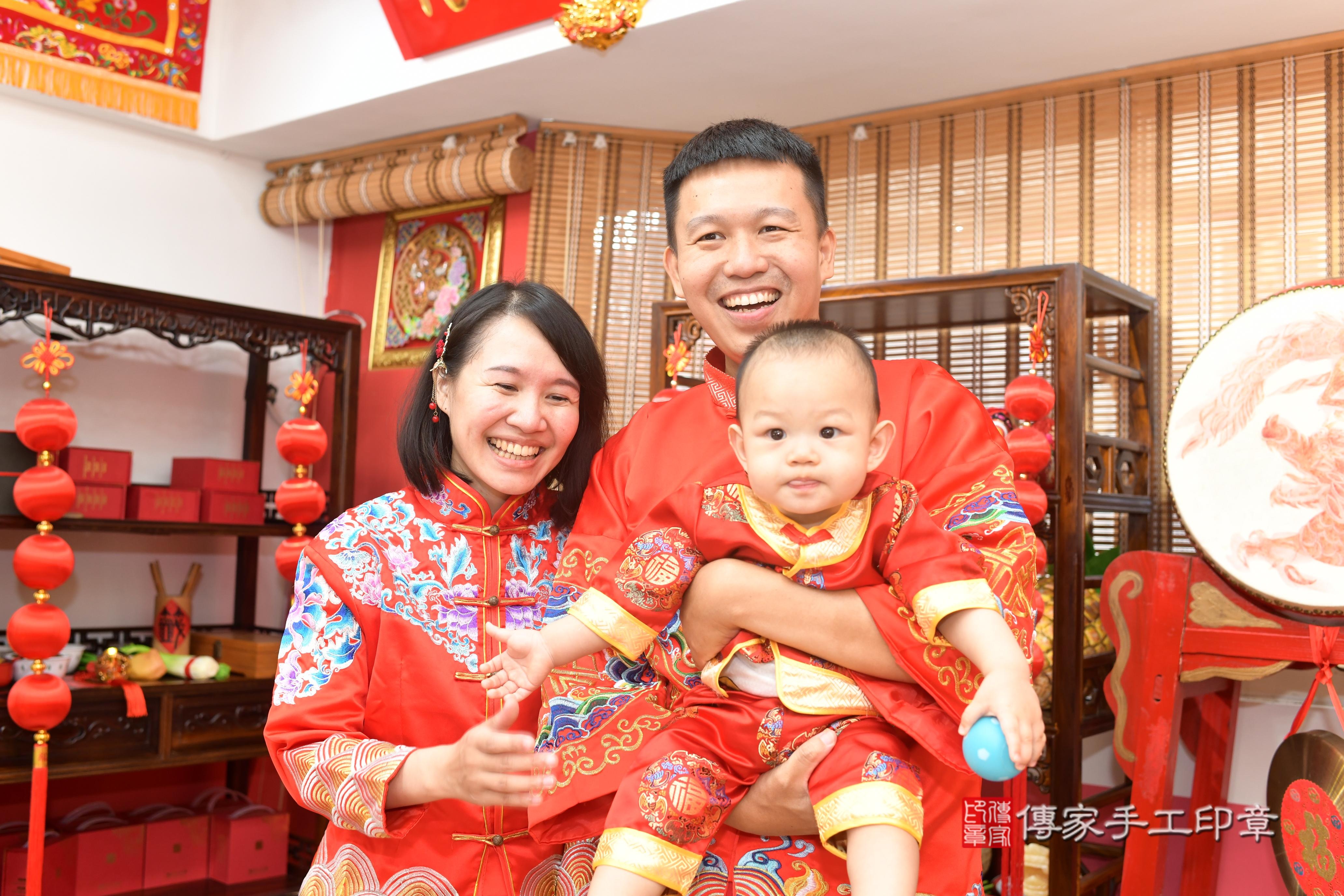 傳家手工印章高雄店、抓周、度脺、中國風會場、傳家嬰兒古禮、吉祥話、抓周道具物品24種、拍照。抓周證書。寶寶抓周、滿周歲、生日快樂、祝福