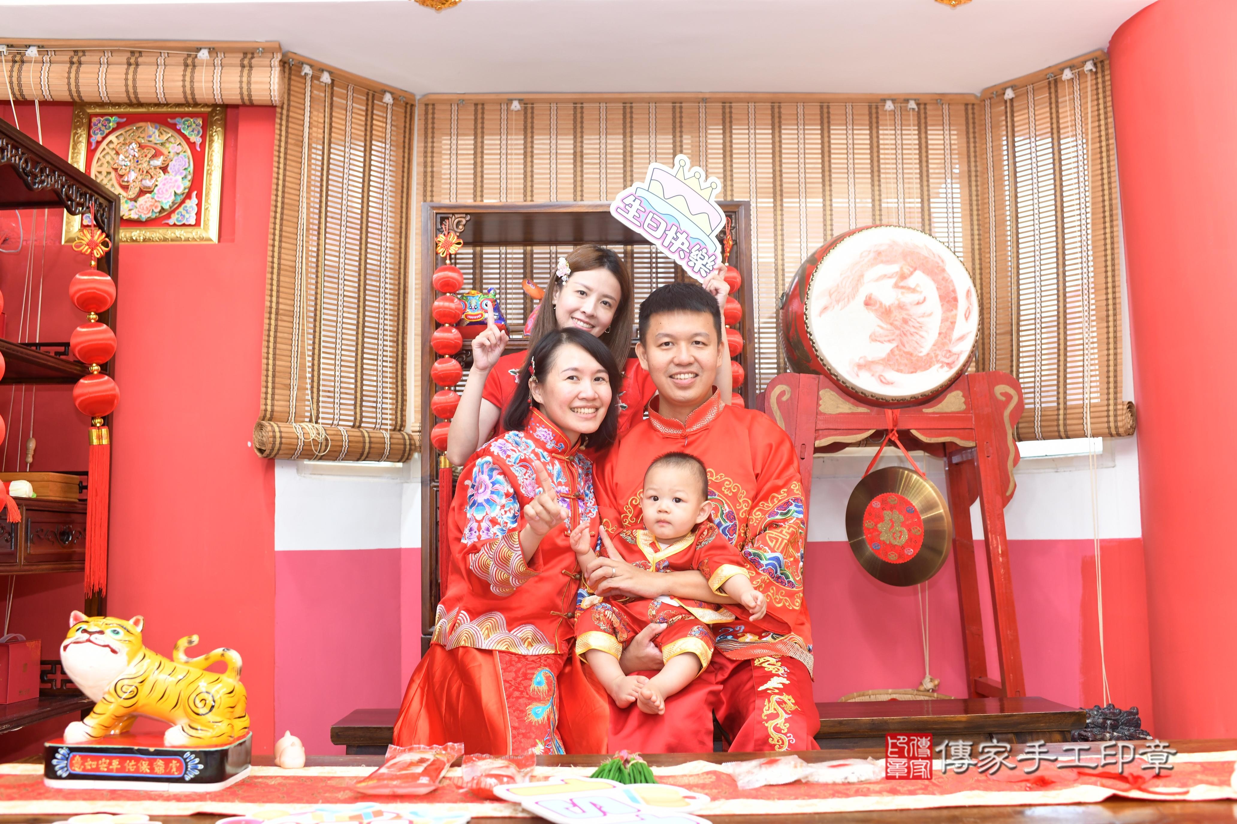 傳家手工印章高雄店、抓周、度脺、中國風會場、傳家嬰兒古禮、吉祥話、抓周道具物品24種、拍照。抓周證書。寶寶抓周、滿周歲、生日快樂、祝福