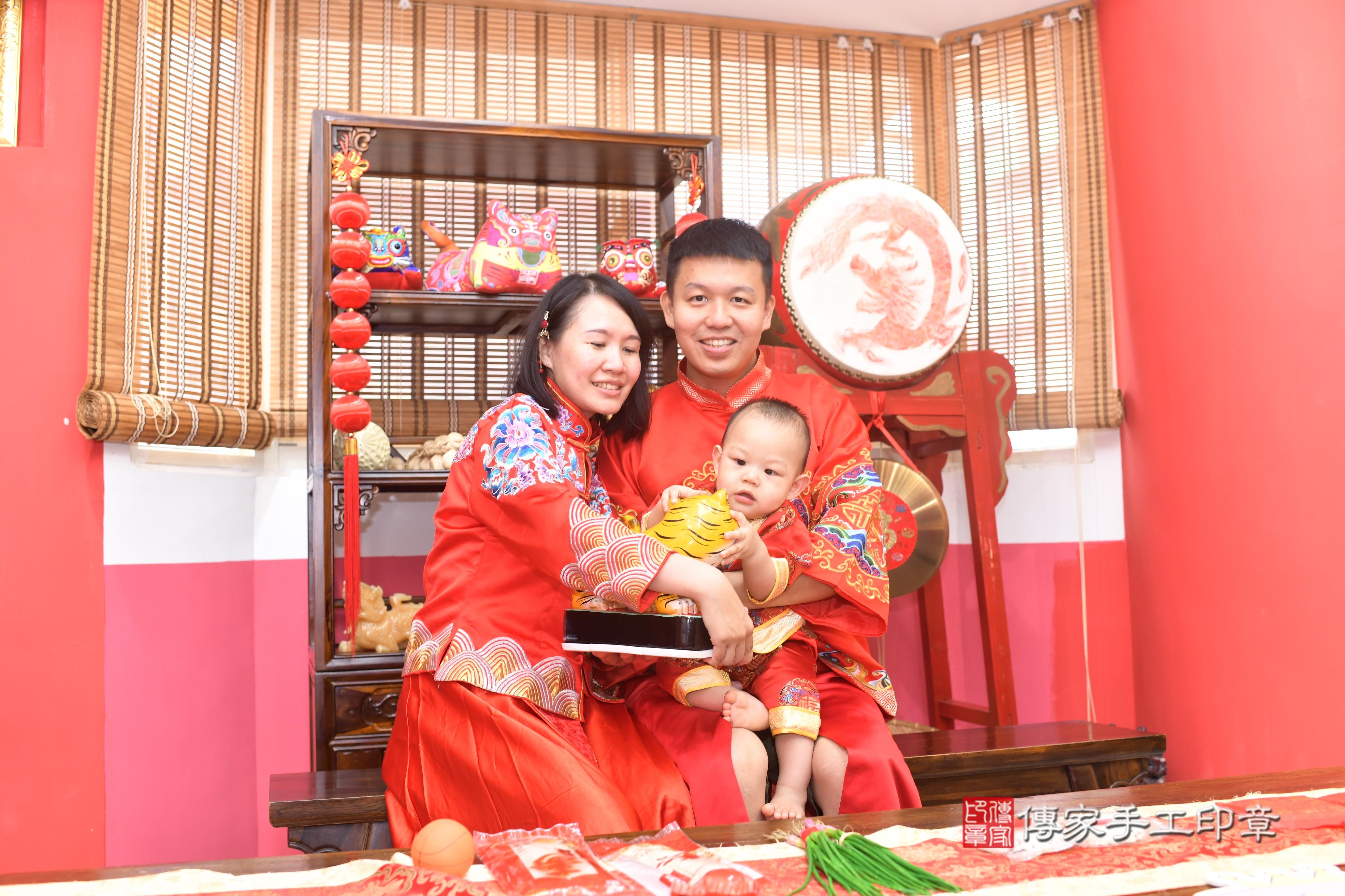 傳家手工印章高雄店、抓周、度脺、中國風會場、傳家嬰兒古禮、吉祥話、抓周道具物品24種、拍照。抓周證書。寶寶抓周、滿周歲、生日快樂、祝福