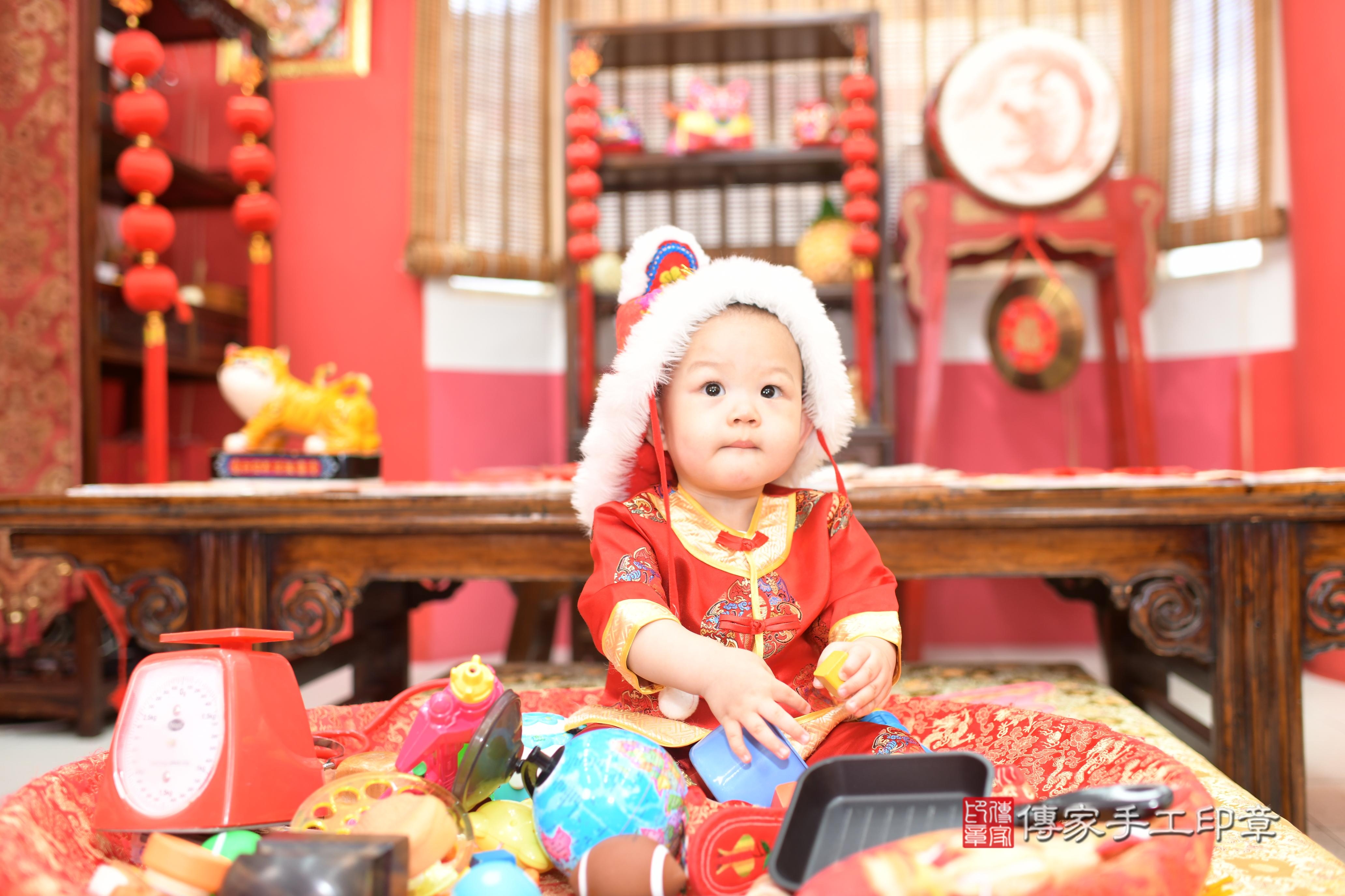 傳家手工印章高雄店、抓周、度脺、中國風會場、傳家嬰兒古禮、吉祥話、抓周道具物品24種、拍照。抓周證書。寶寶抓周、滿周歲、生日快樂、祝福