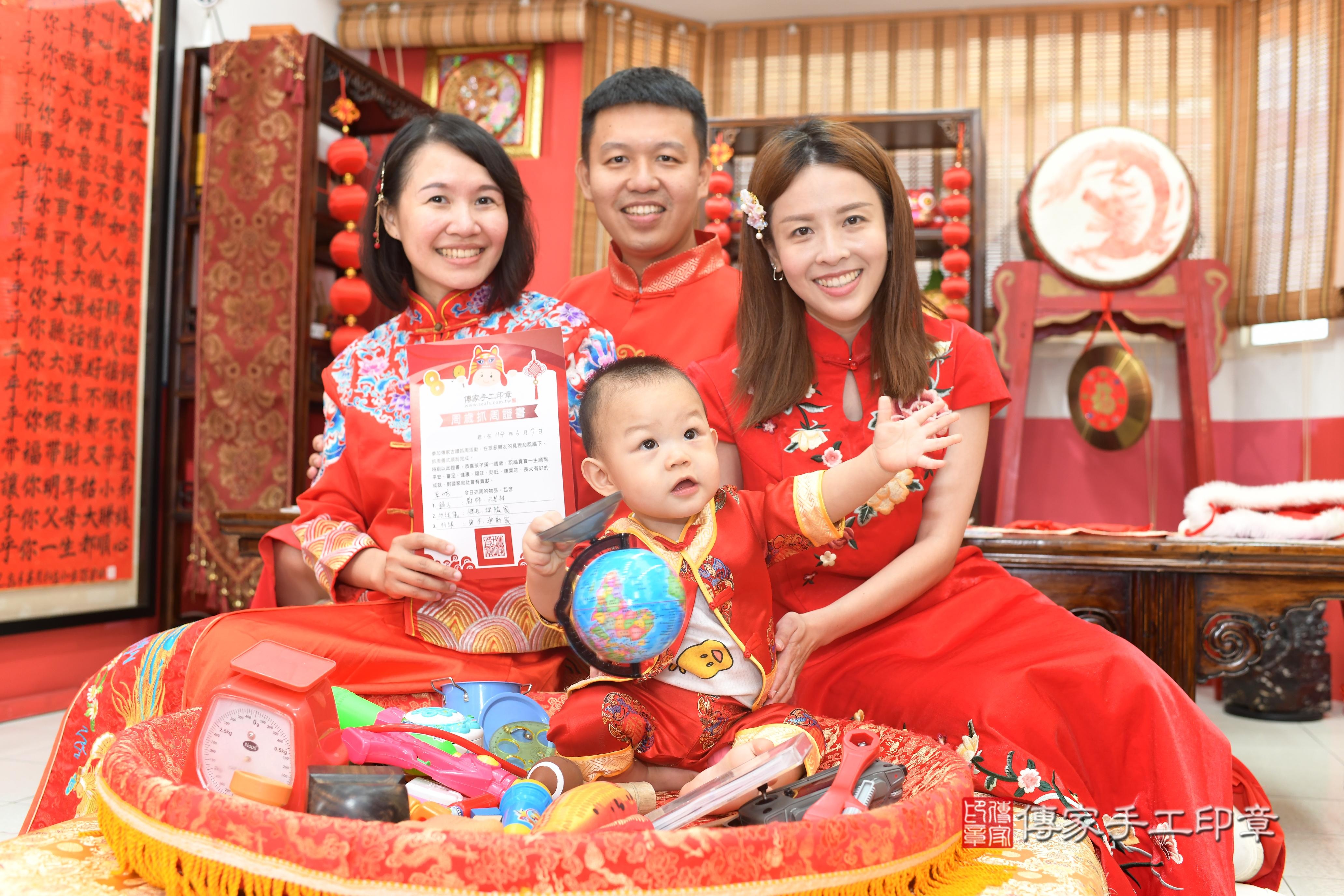 傳家手工印章高雄店、抓周、度脺、中國風會場、傳家嬰兒古禮、吉祥話、抓周道具物品24種、拍照。抓周證書。寶寶抓周、滿周歲、生日快樂、祝福