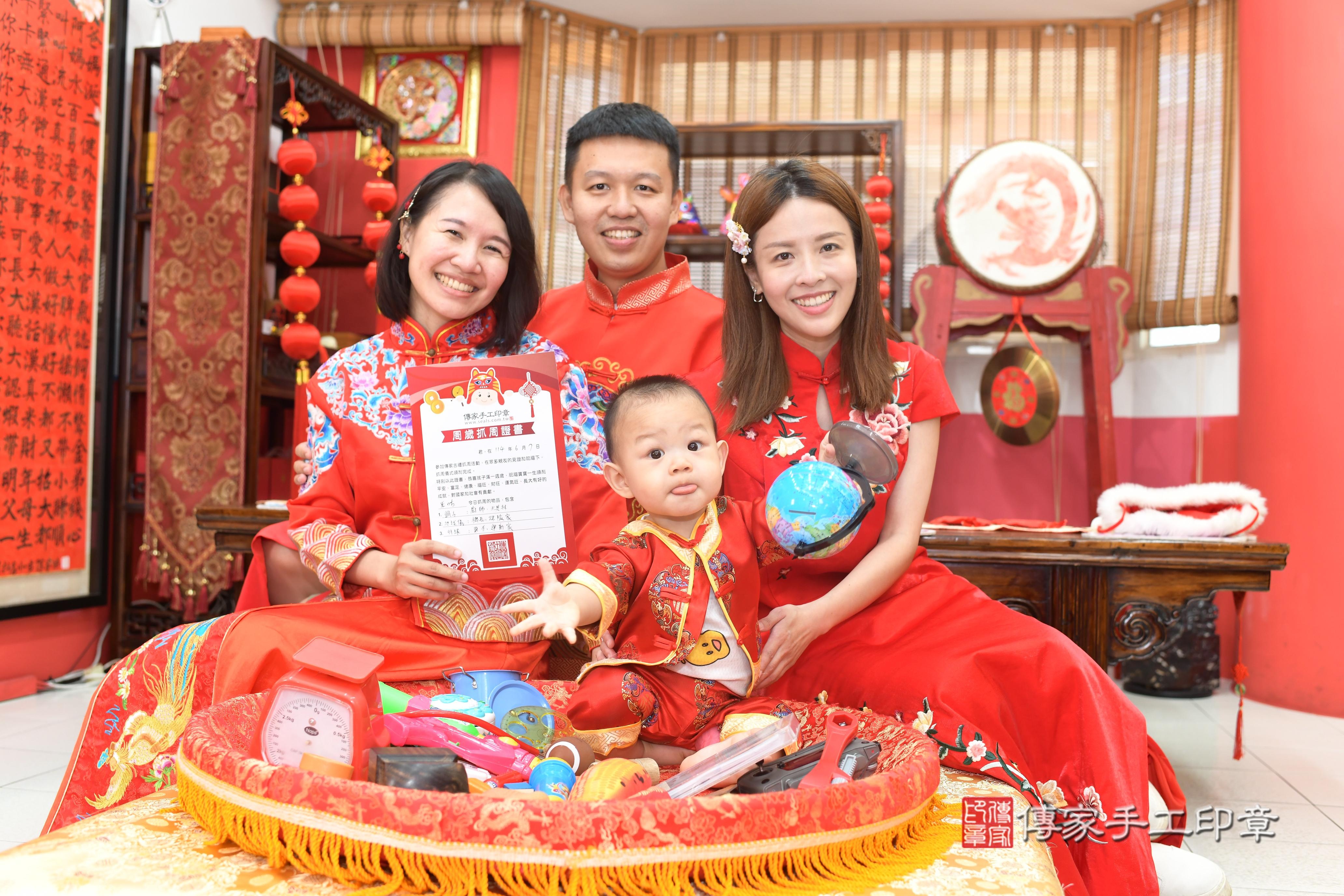 傳家手工印章高雄店、抓周、度脺、中國風會場、傳家嬰兒古禮、吉祥話、抓周道具物品24種、拍照。抓周證書。寶寶抓周、滿周歲、生日快樂、祝福