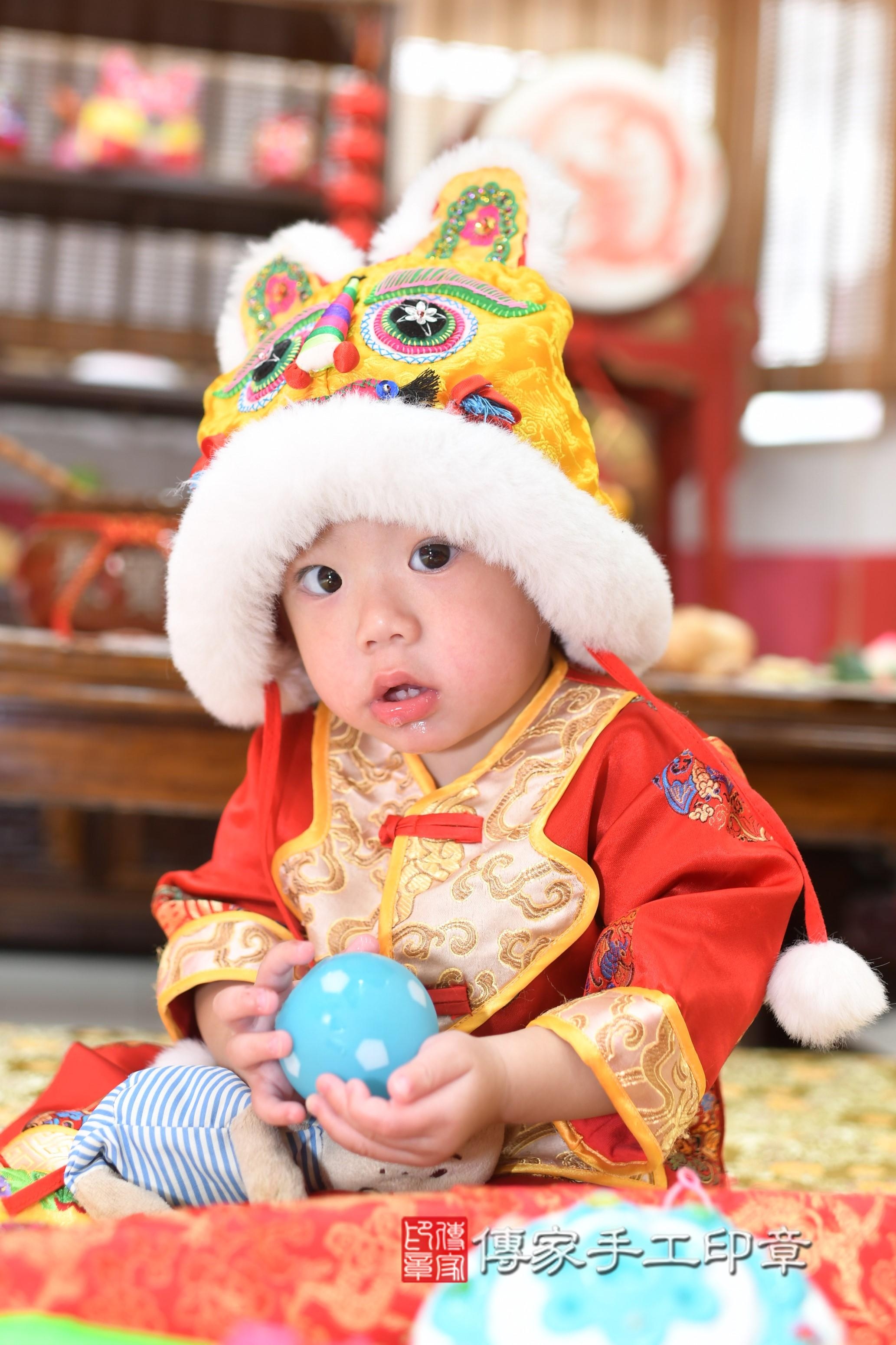 傳家手工印章高雄店、抓周、度脺、中國風會場、傳家嬰兒古禮、吉祥話、抓周道具物品24種、拍照。抓周證書。寶寶抓周、滿周歲、生日快樂、祝福