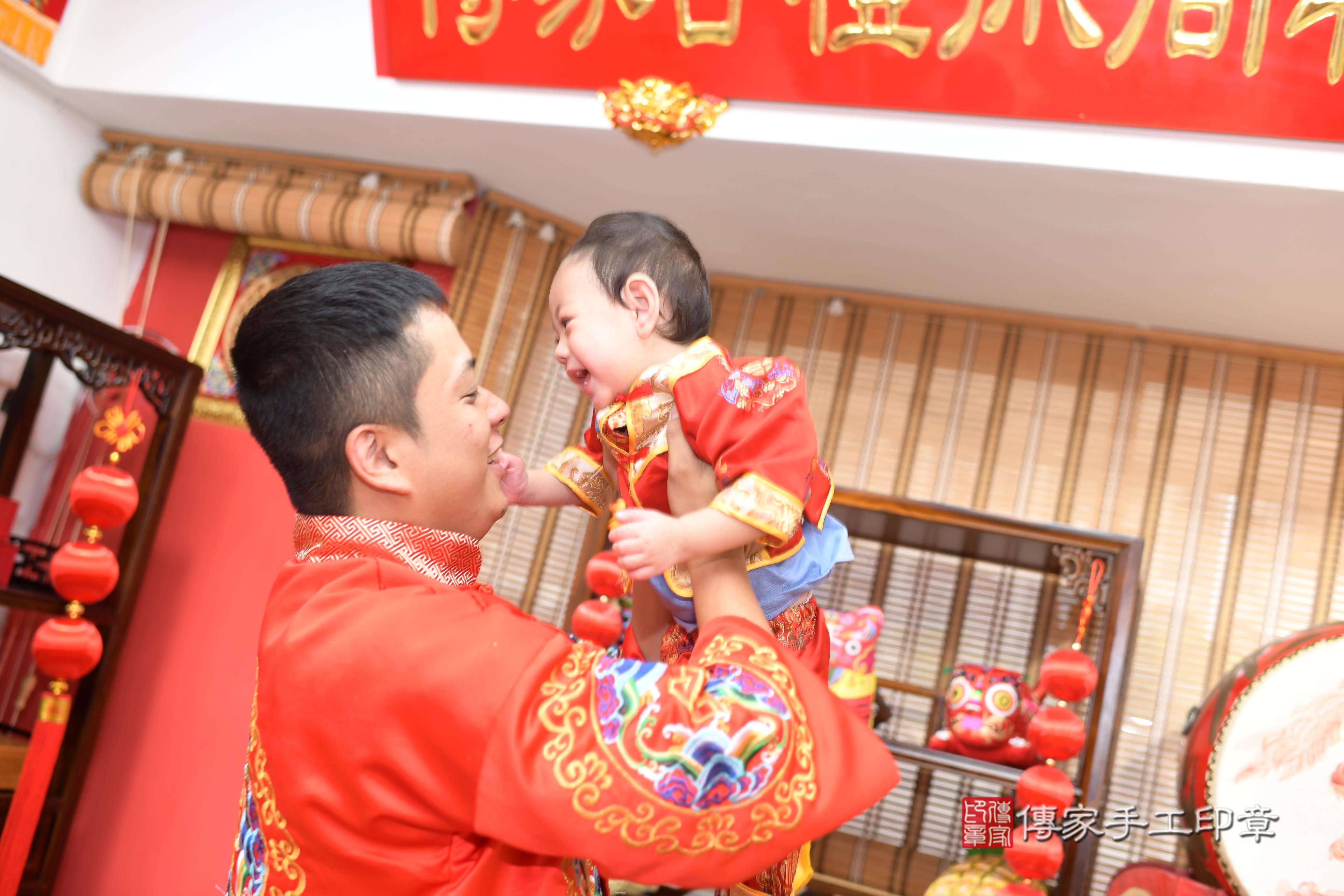傳家手工印章高雄店、抓周、度脺、中國風會場、傳家嬰兒古禮、吉祥話、抓周道具物品24種、拍照。抓周證書。寶寶抓周、滿周歲、生日快樂、祝福
