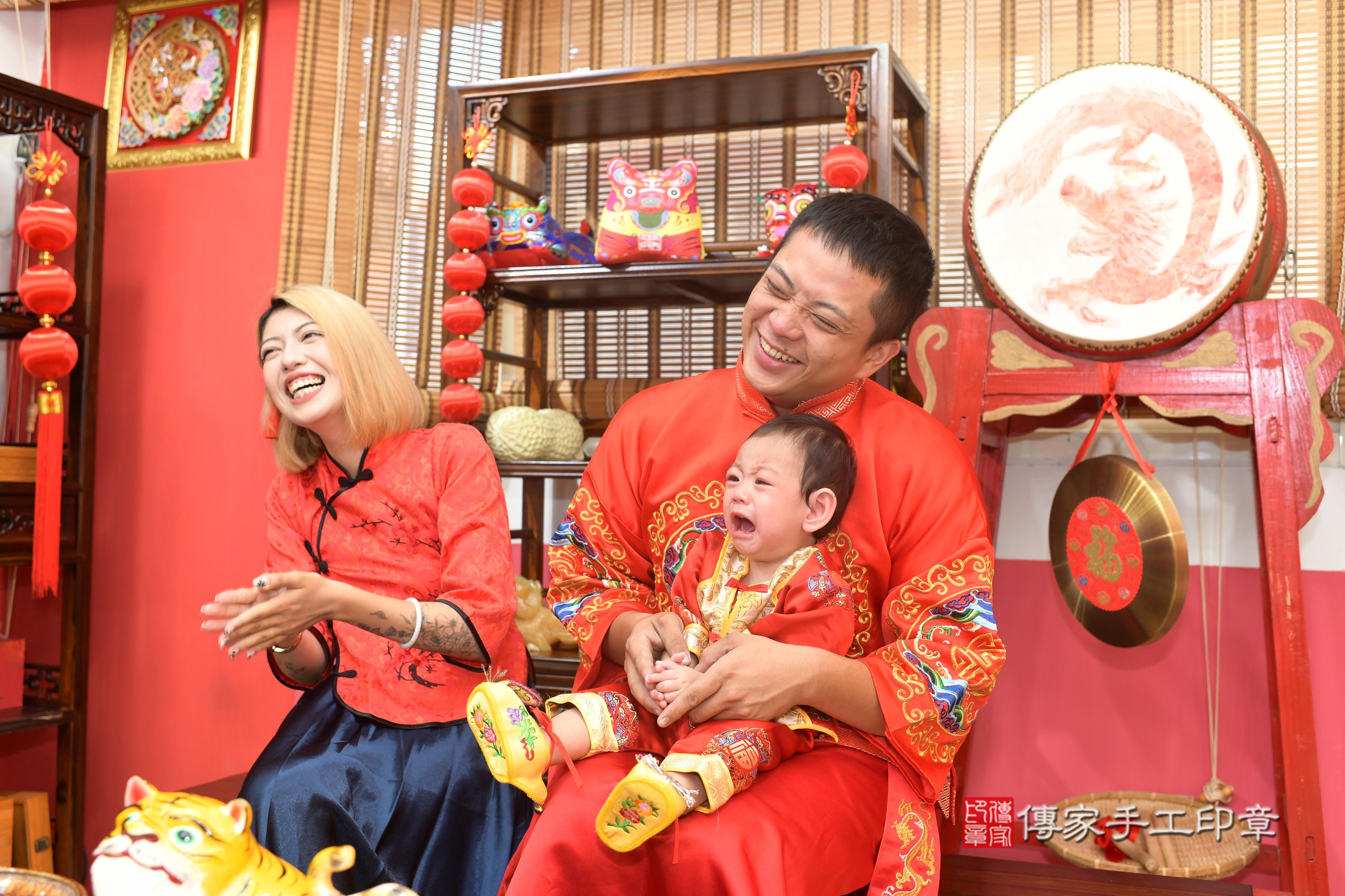 傳家手工印章高雄店、抓周、度脺、中國風會場、傳家嬰兒古禮、吉祥話、抓周道具物品24種、拍照。抓周證書。寶寶抓周、滿周歲、生日快樂、祝福