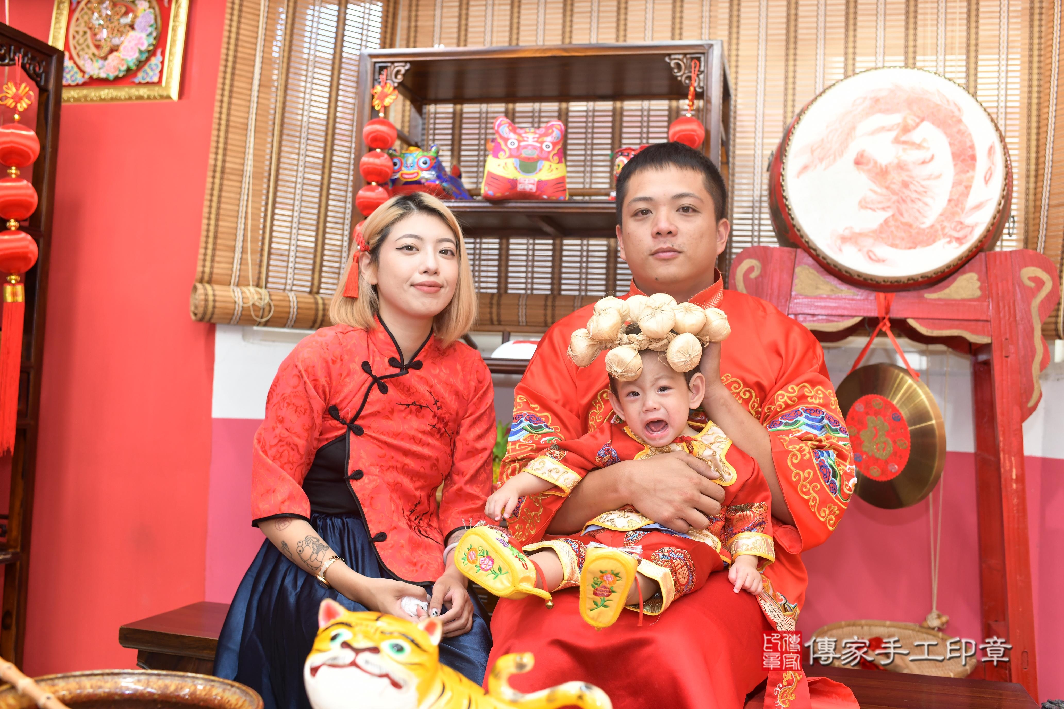 傳家手工印章高雄店、抓周、度脺、中國風會場、傳家嬰兒古禮、吉祥話、抓周道具物品24種、拍照。抓周證書。寶寶抓周、滿周歲、生日快樂、祝福