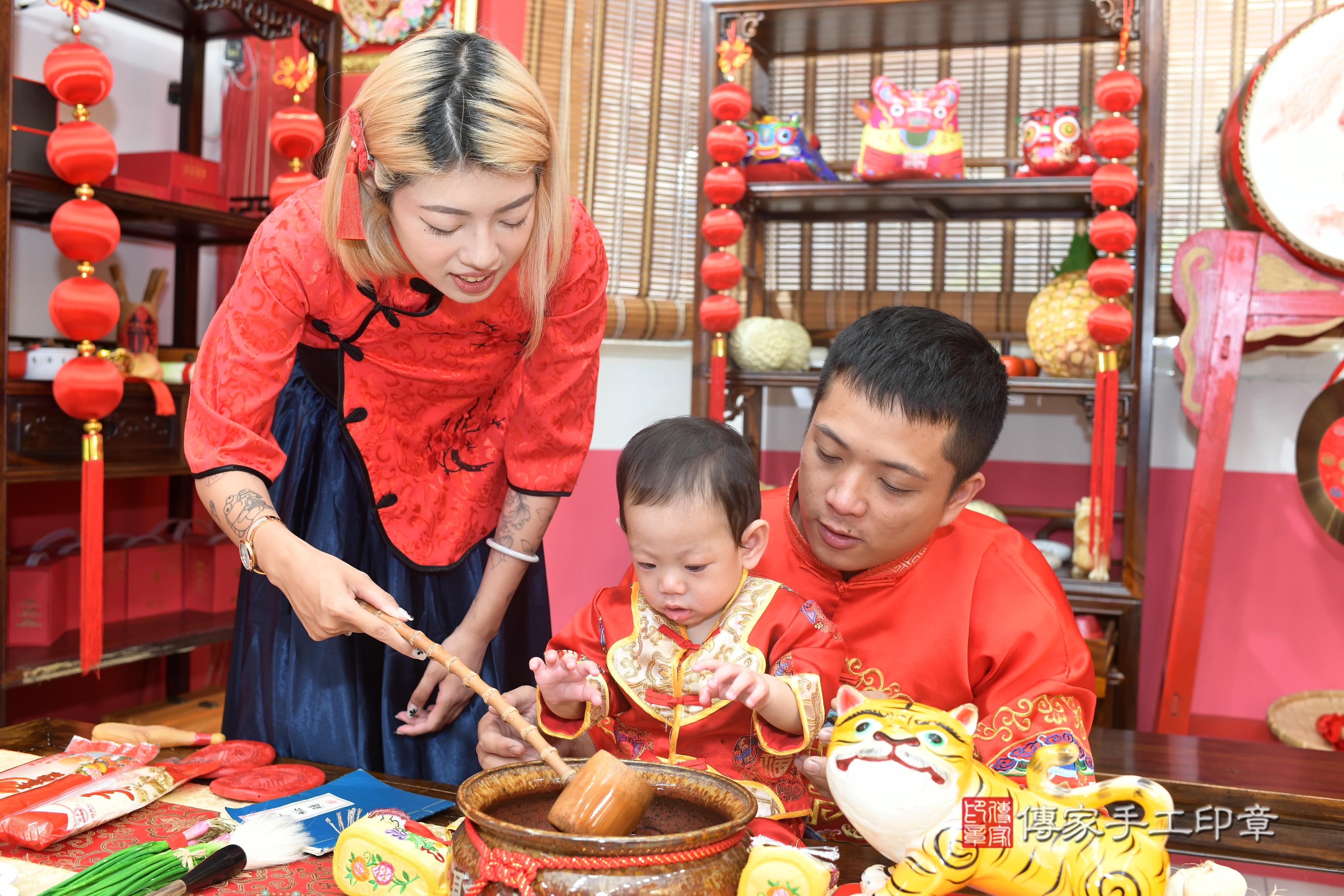 傳家手工印章高雄店、抓周、度脺、中國風會場、傳家嬰兒古禮、吉祥話、抓周道具物品24種、拍照。抓周證書。寶寶抓周、滿周歲、生日快樂、祝福
