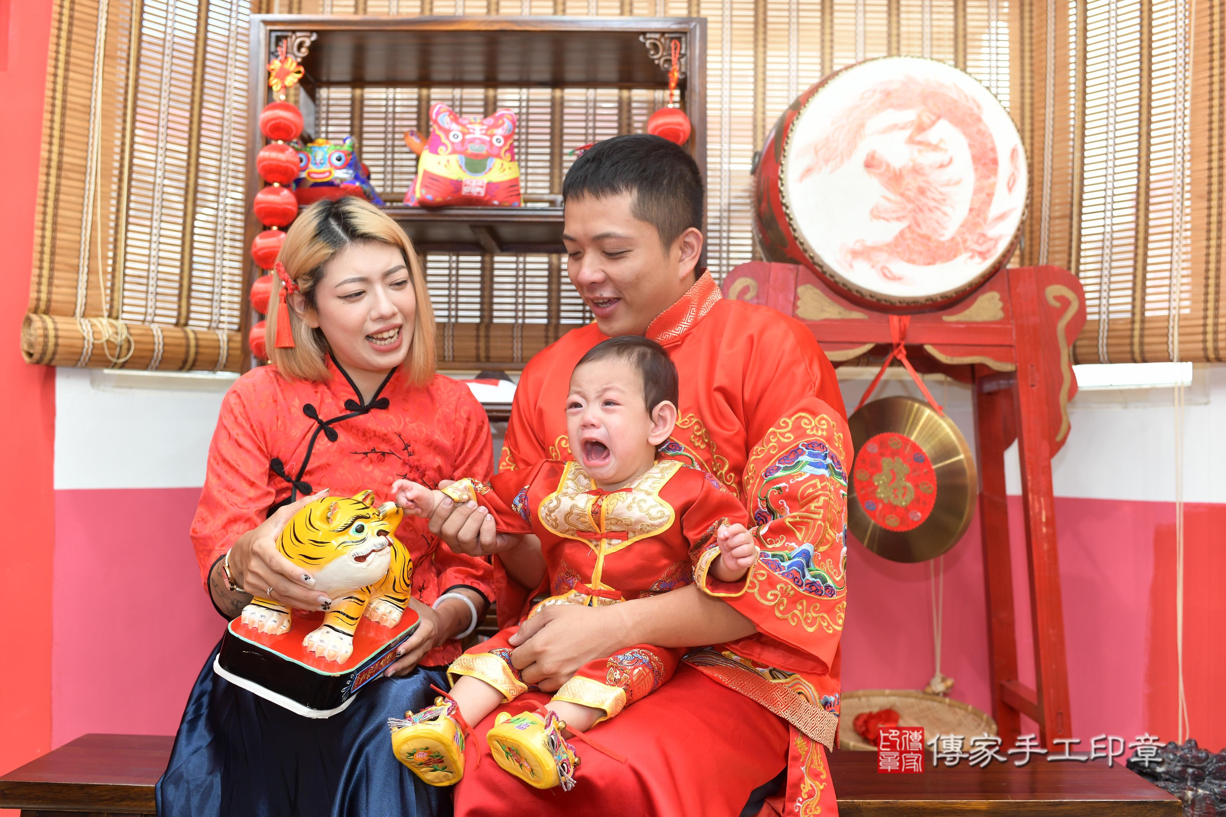 傳家手工印章高雄店、抓周、度脺、中國風會場、傳家嬰兒古禮、吉祥話、抓周道具物品24種、拍照。抓周證書。寶寶抓周、滿周歲、生日快樂、祝福