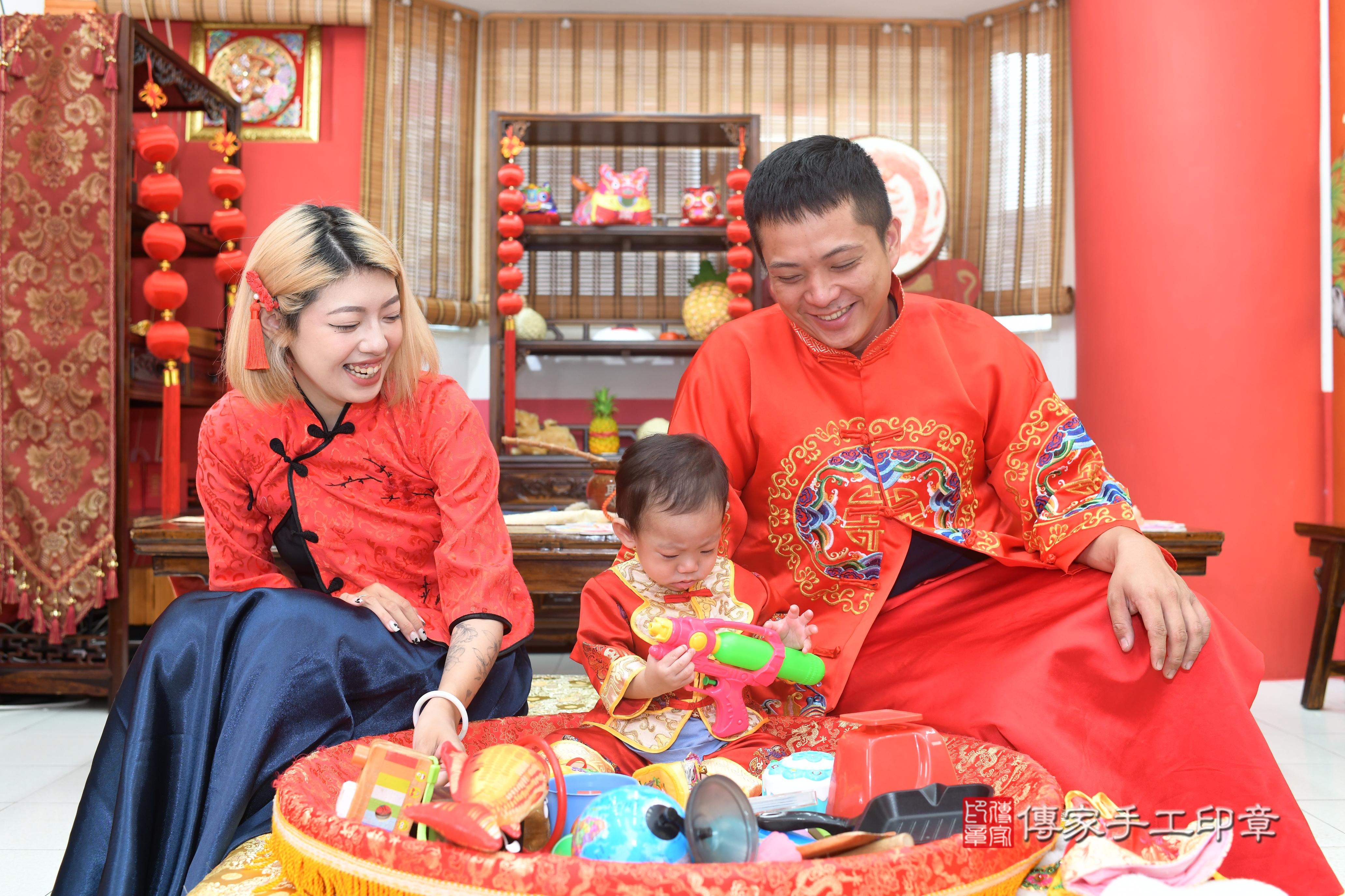 傳家手工印章高雄店、抓周、度脺、中國風會場、傳家嬰兒古禮、吉祥話、抓周道具物品24種、拍照。抓周證書。寶寶抓周、滿周歲、生日快樂、祝福
