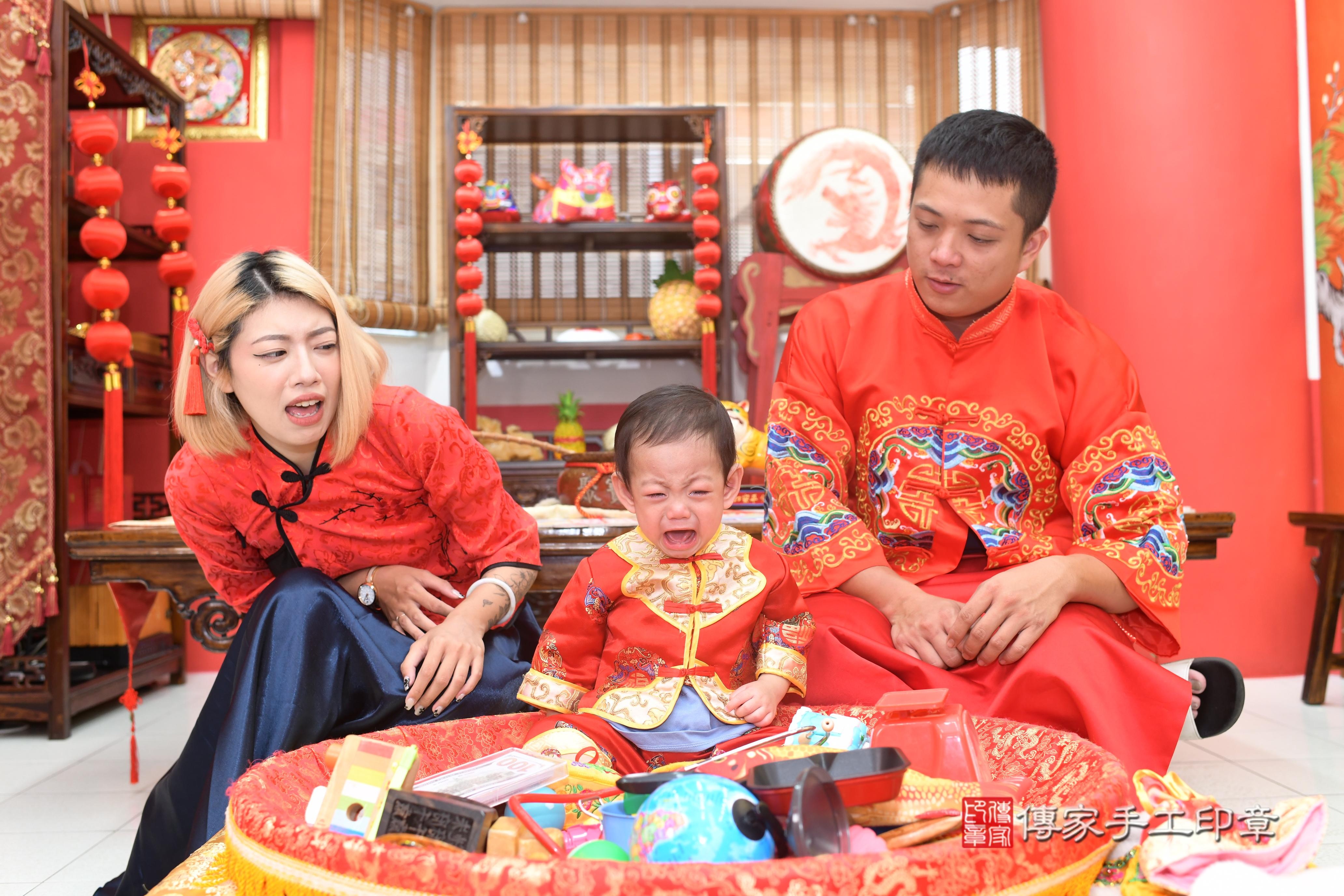 傳家手工印章高雄店、抓周、度脺、中國風會場、傳家嬰兒古禮、吉祥話、抓周道具物品24種、拍照。抓周證書。寶寶抓周、滿周歲、生日快樂、祝福