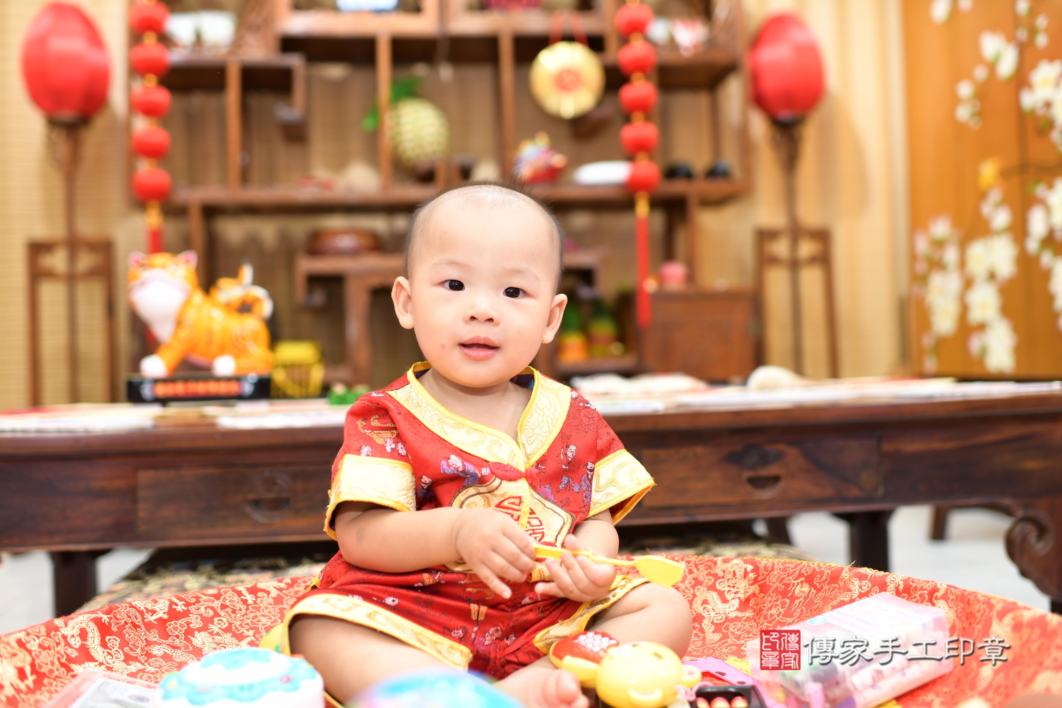 傳家手工印章高雄店、抓周、度脺、中國風會場、傳家嬰兒古禮、吉祥話、抓周道具物品24種、拍照。抓周證書。寶寶抓周、滿周歲、生日快樂、祝福