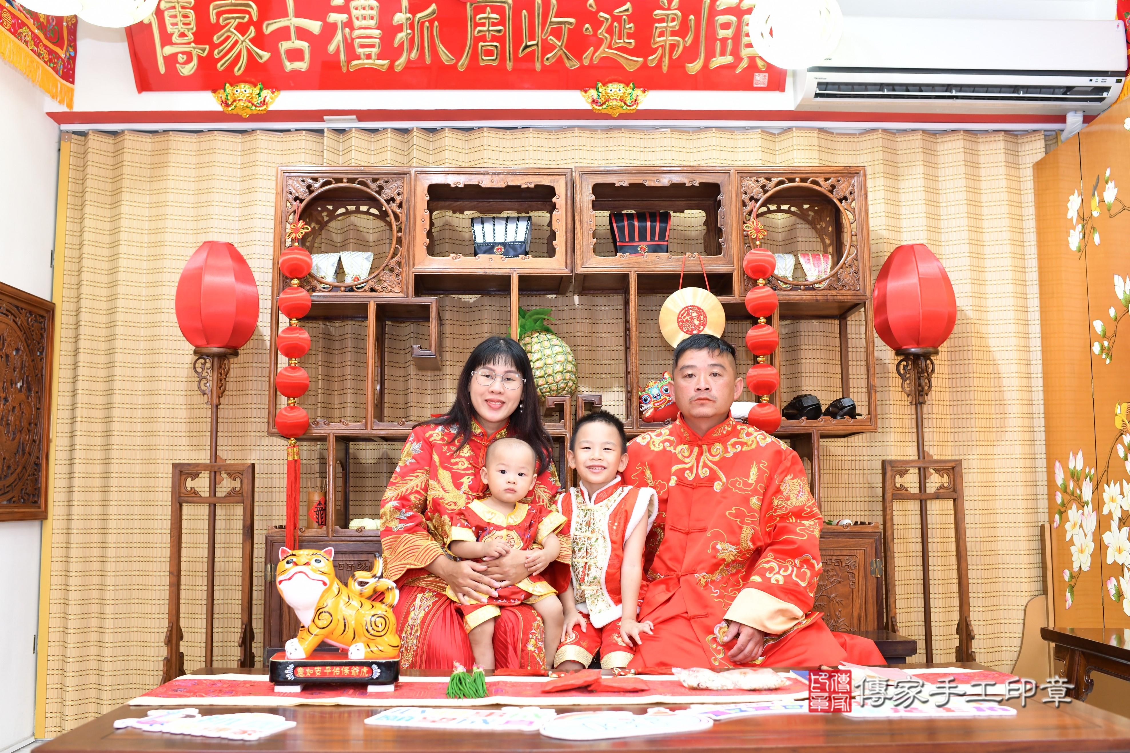 傳家手工印章高雄店、抓周、度脺、中國風會場、傳家嬰兒古禮、吉祥話、抓周道具物品24種、拍照。抓周證書。寶寶抓周、滿周歲、生日快樂、祝福