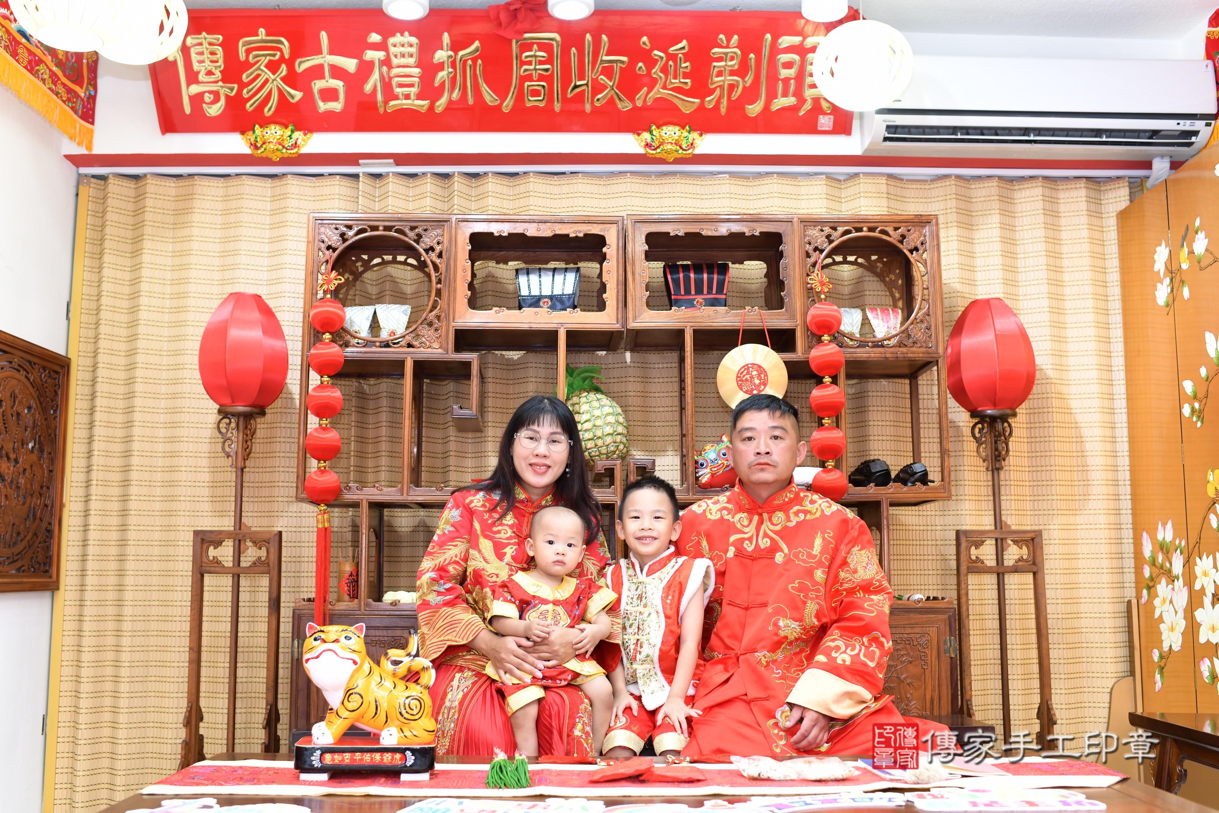傳家手工印章高雄店、抓周、度脺、中國風會場、傳家嬰兒古禮、吉祥話、抓周道具物品24種、拍照。抓周證書。寶寶抓周、滿周歲、生日快樂、祝福