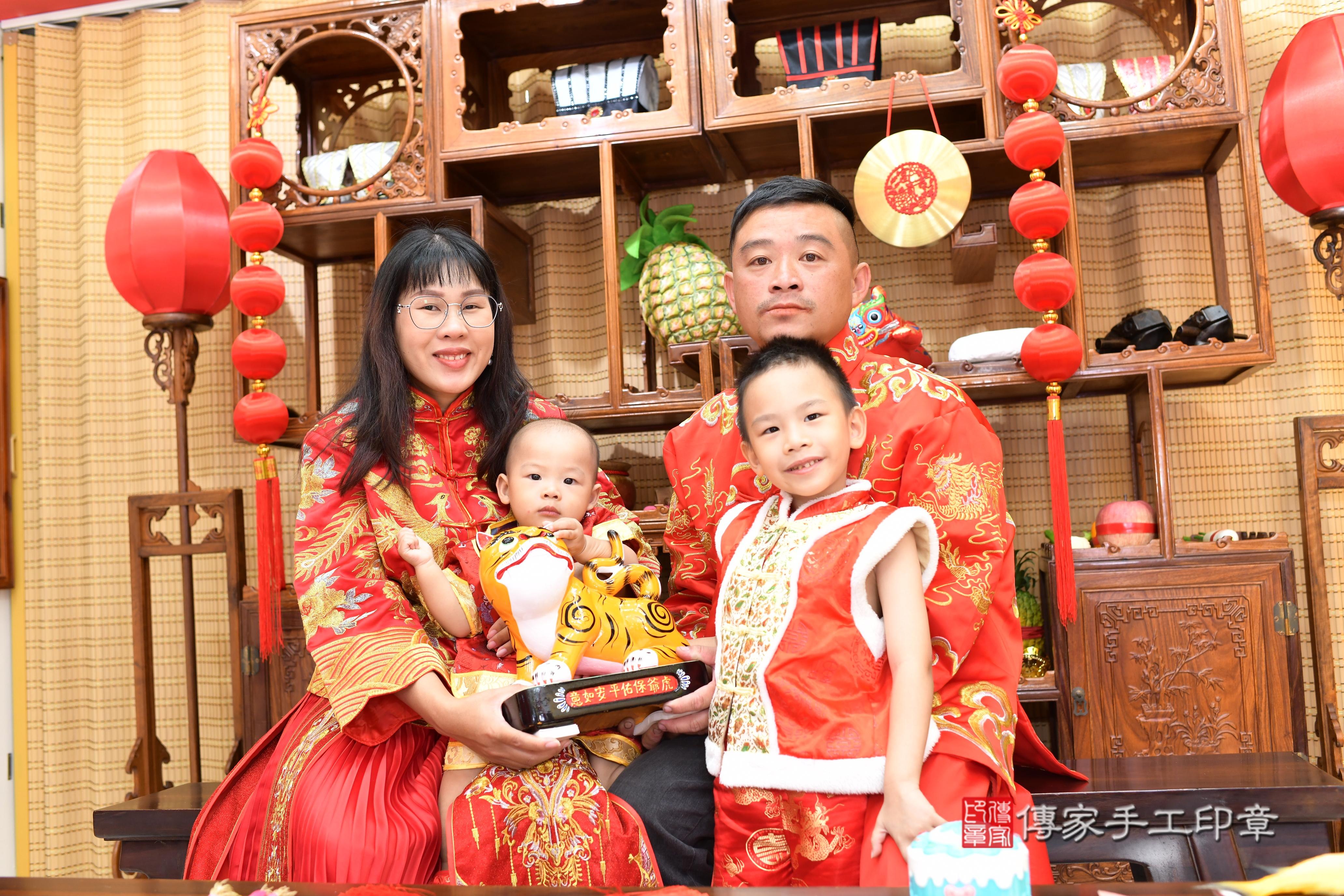 傳家手工印章高雄店、抓周、度脺、中國風會場、傳家嬰兒古禮、吉祥話、抓周道具物品24種、拍照。抓周證書。寶寶抓周、滿周歲、生日快樂、祝福