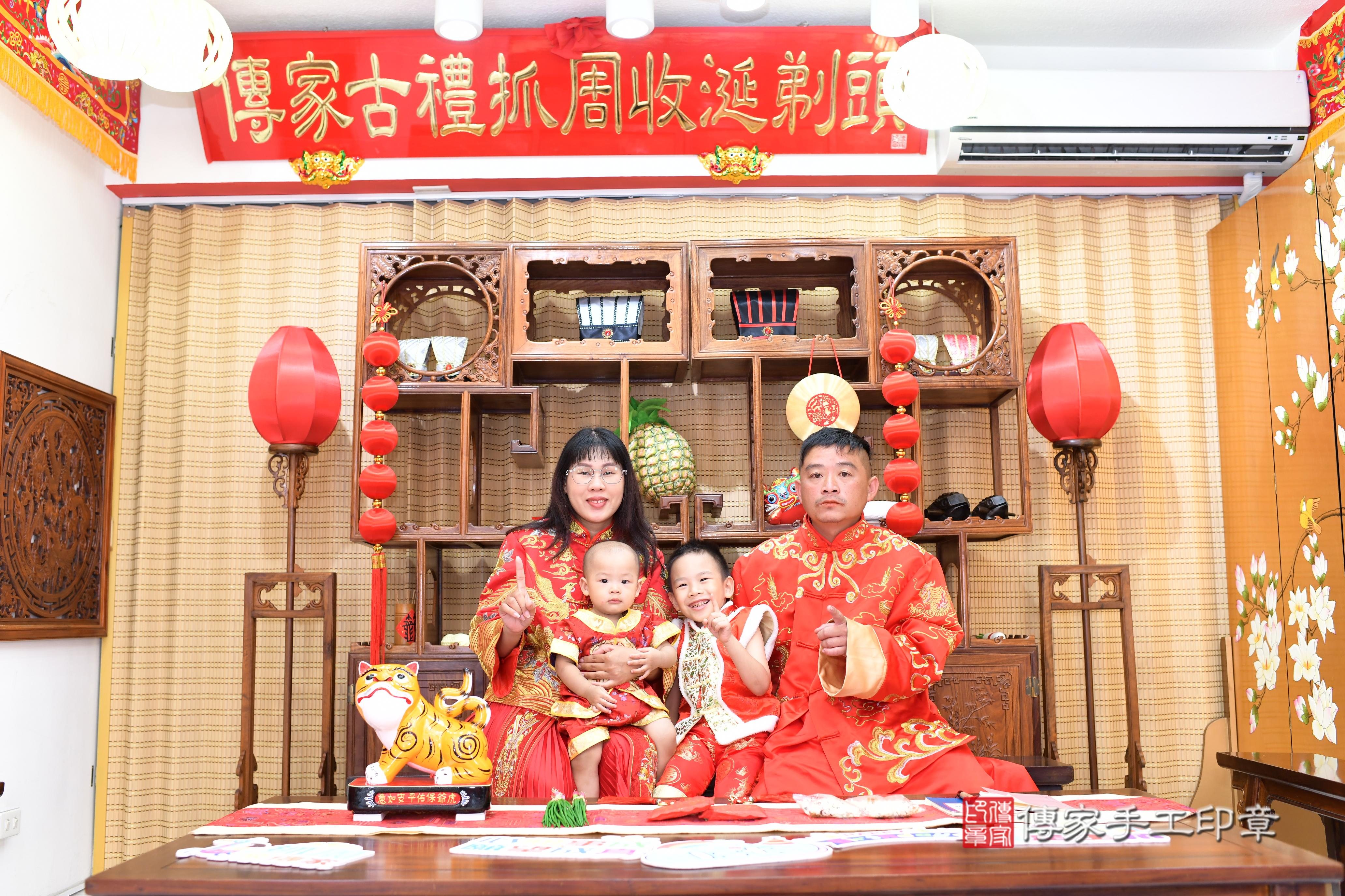 傳家手工印章高雄店、抓周、度脺、中國風會場、傳家嬰兒古禮、吉祥話、抓周道具物品24種、拍照。抓周證書。寶寶抓周、滿周歲、生日快樂、祝福