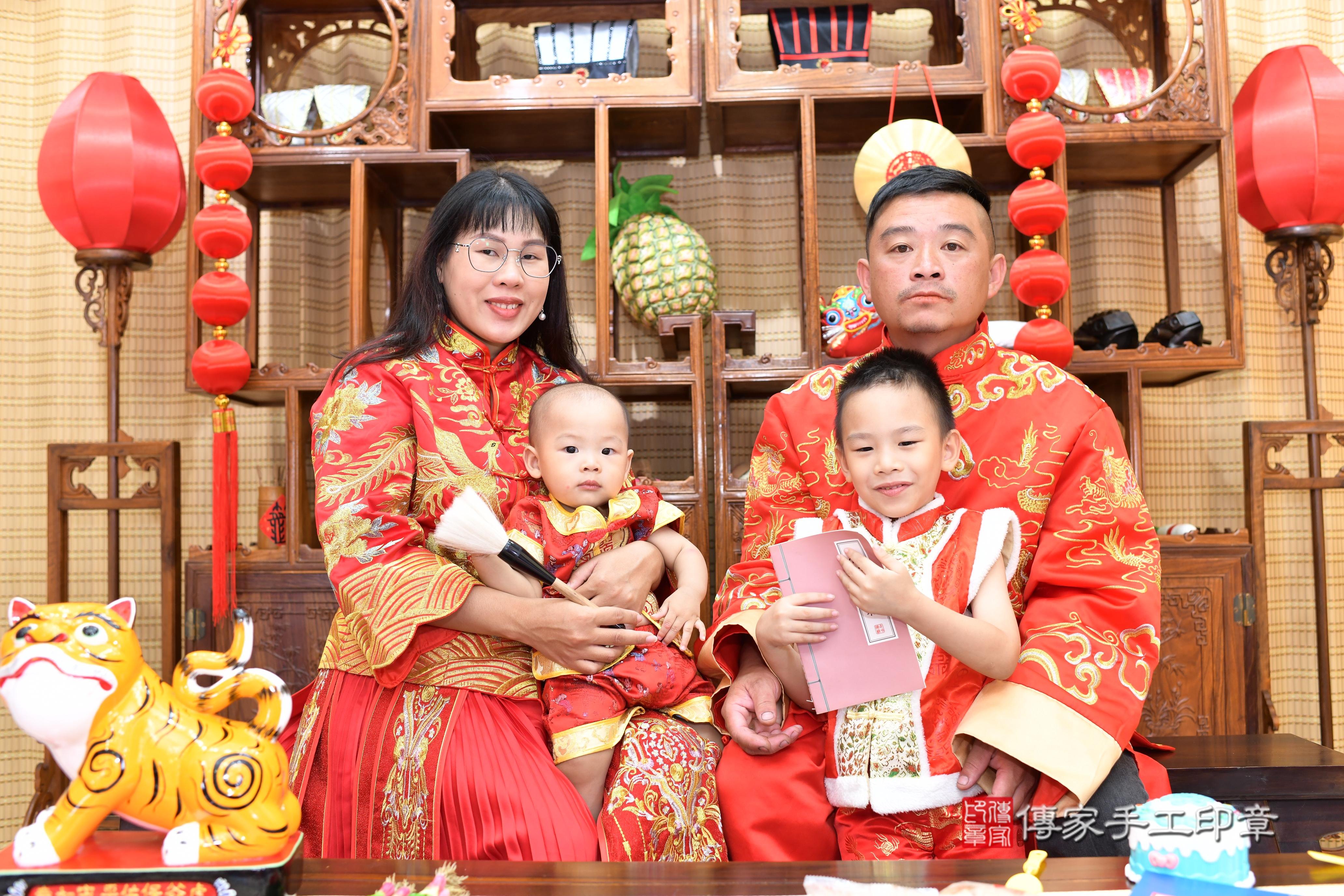 傳家手工印章高雄店、抓周、度脺、中國風會場、傳家嬰兒古禮、吉祥話、抓周道具物品24種、拍照。抓周證書。寶寶抓周、滿周歲、生日快樂、祝福