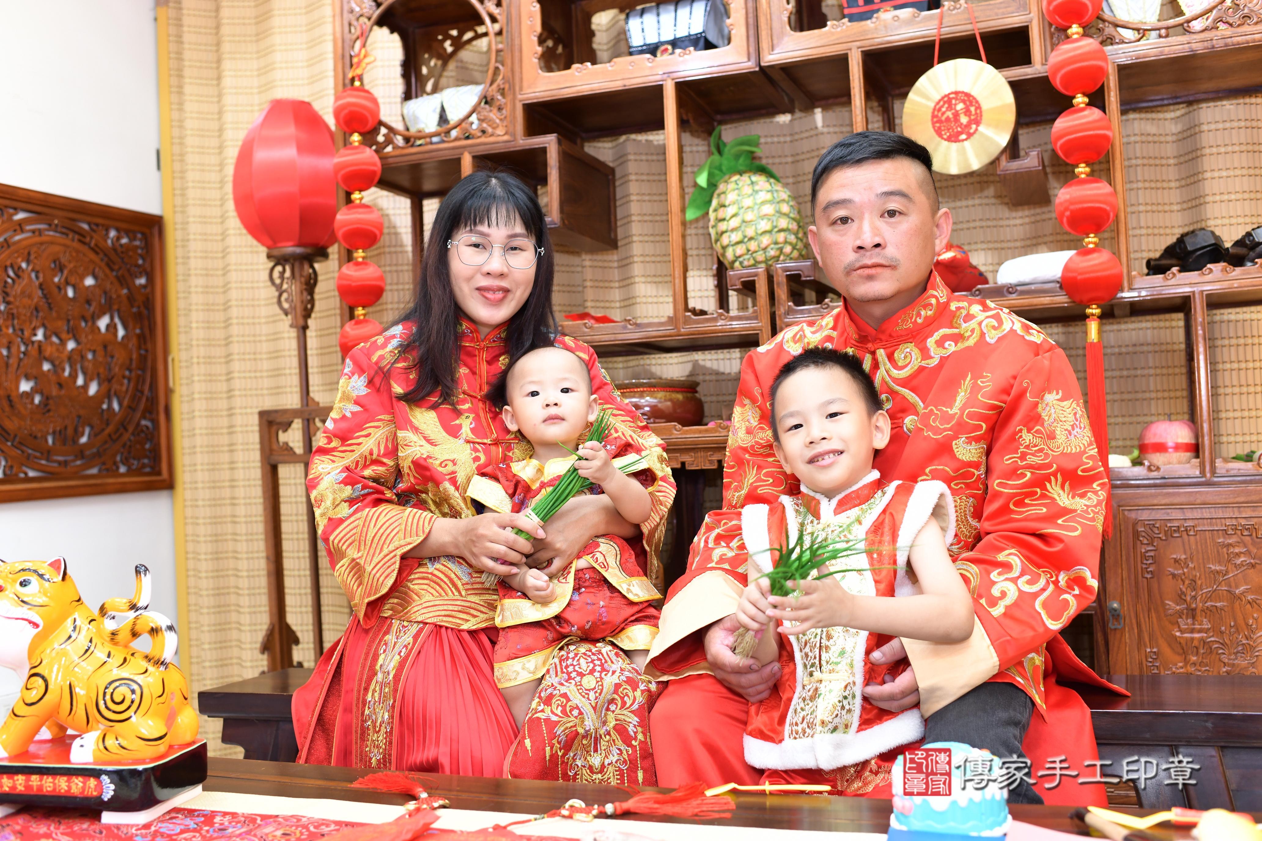 傳家手工印章高雄店、抓周、度脺、中國風會場、傳家嬰兒古禮、吉祥話、抓周道具物品24種、拍照。抓周證書。寶寶抓周、滿周歲、生日快樂、祝福