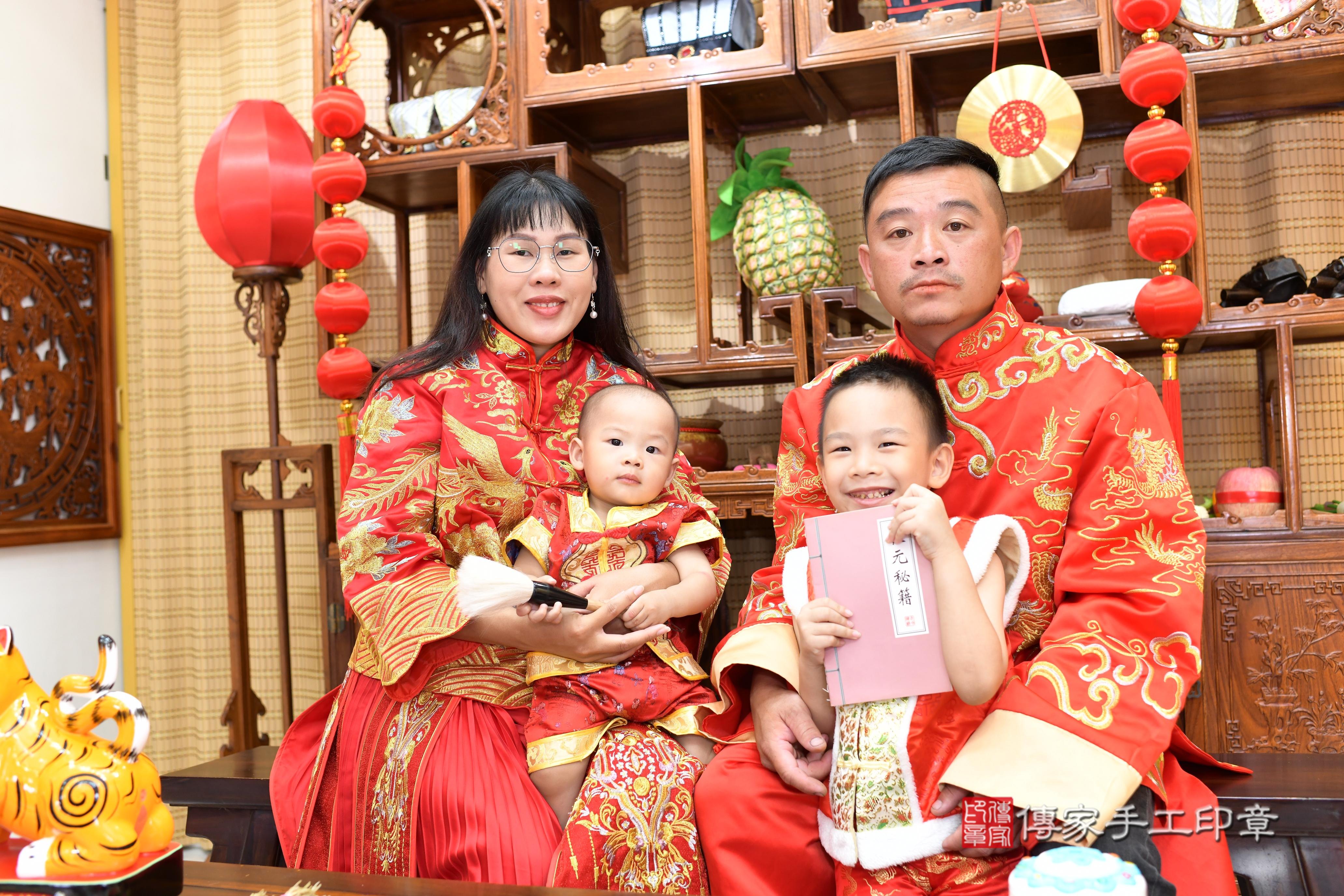 傳家手工印章高雄店、抓周、度脺、中國風會場、傳家嬰兒古禮、吉祥話、抓周道具物品24種、拍照。抓周證書。寶寶抓周、滿周歲、生日快樂、祝福