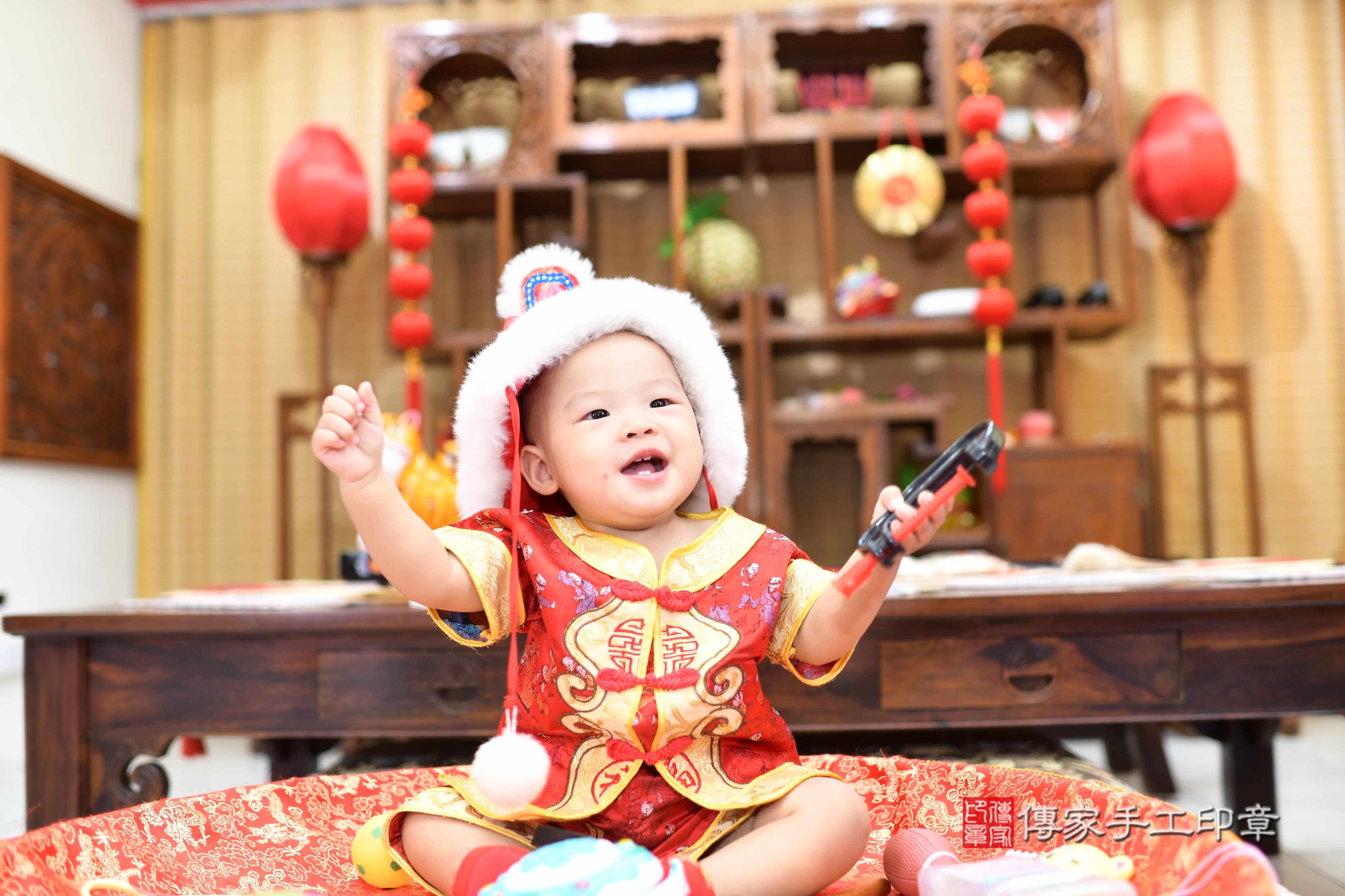 傳家手工印章高雄店、抓周、度脺、中國風會場、傳家嬰兒古禮、吉祥話、抓周道具物品24種、拍照。抓周證書。寶寶抓周、滿周歲、生日快樂、祝福