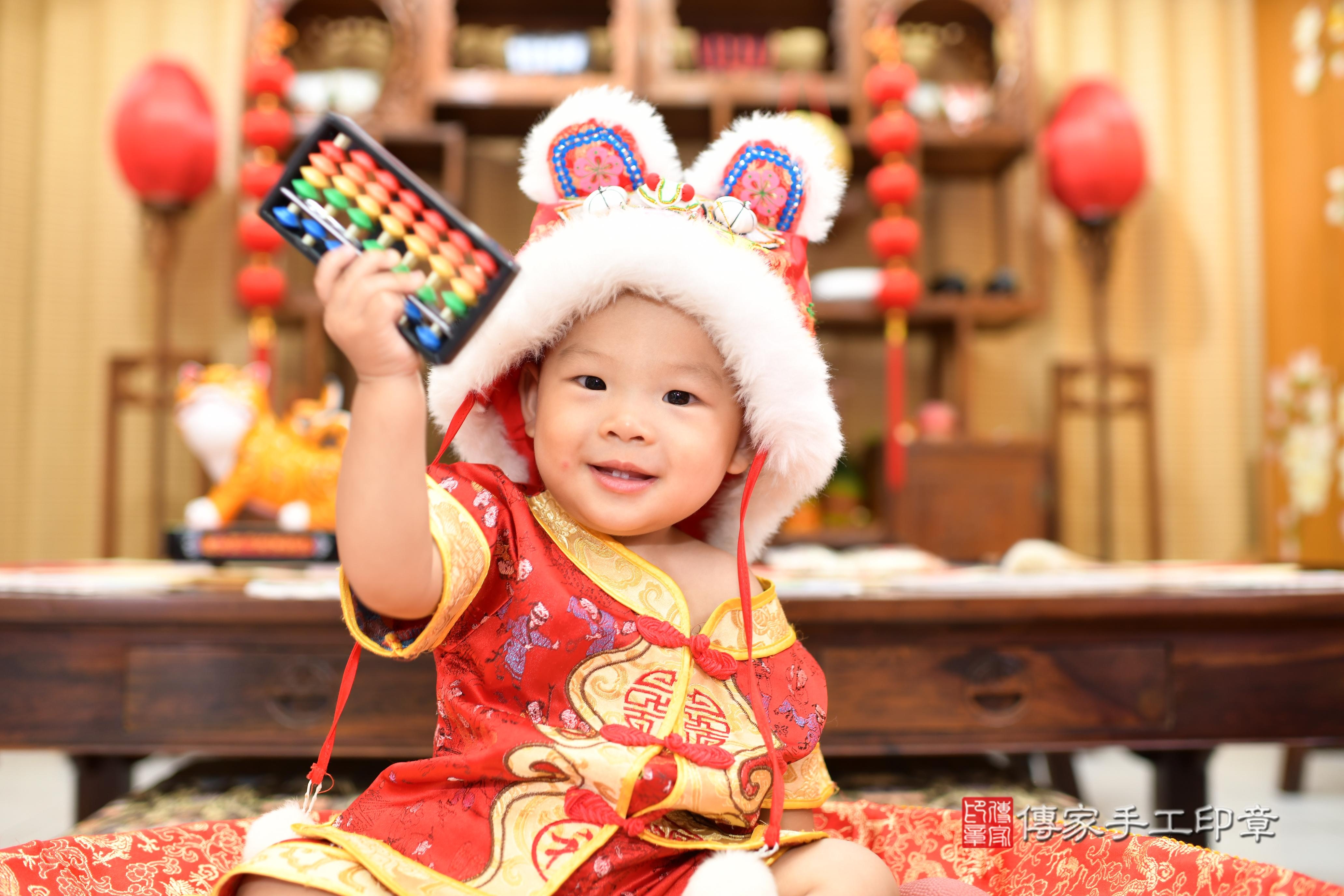 傳家手工印章高雄店、抓周、度脺、中國風會場、傳家嬰兒古禮、吉祥話、抓周道具物品24種、拍照。抓周證書。寶寶抓周、滿周歲、生日快樂、祝福