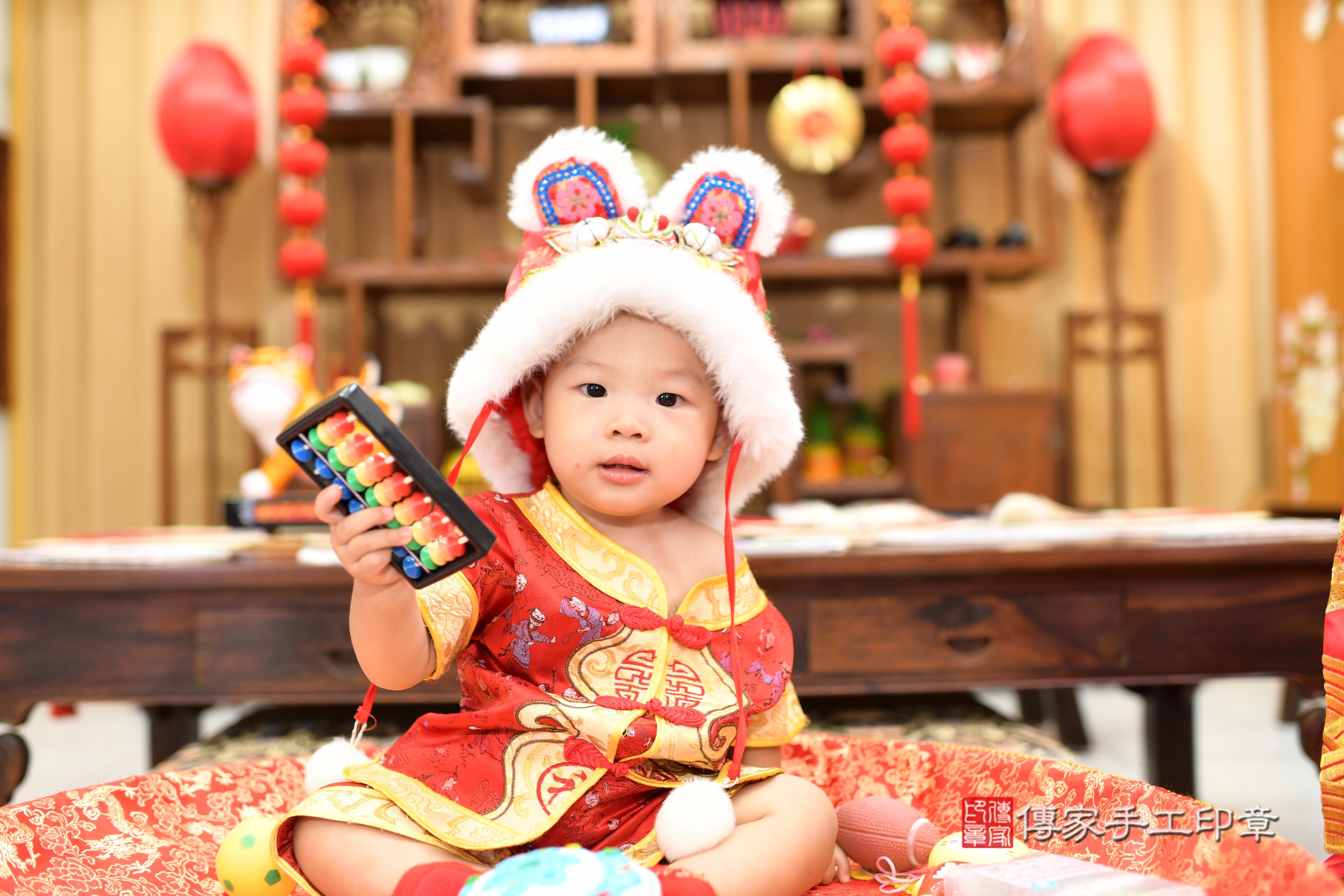 傳家手工印章高雄店、抓周、度脺、中國風會場、傳家嬰兒古禮、吉祥話、抓周道具物品24種、拍照。抓周證書。寶寶抓周、滿周歲、生日快樂、祝福