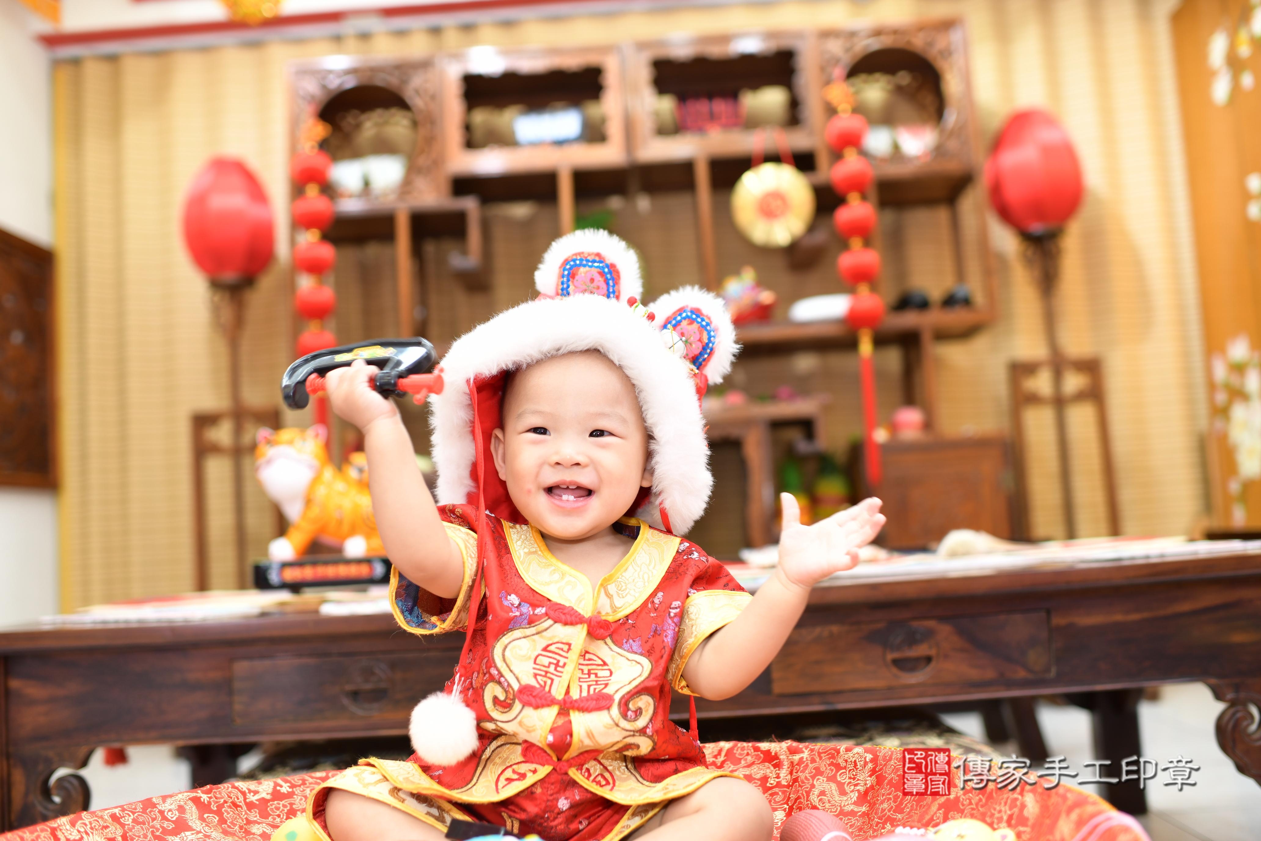 傳家手工印章高雄店、抓周、度脺、中國風會場、傳家嬰兒古禮、吉祥話、抓周道具物品24種、拍照。抓周證書。寶寶抓周、滿周歲、生日快樂、祝福
