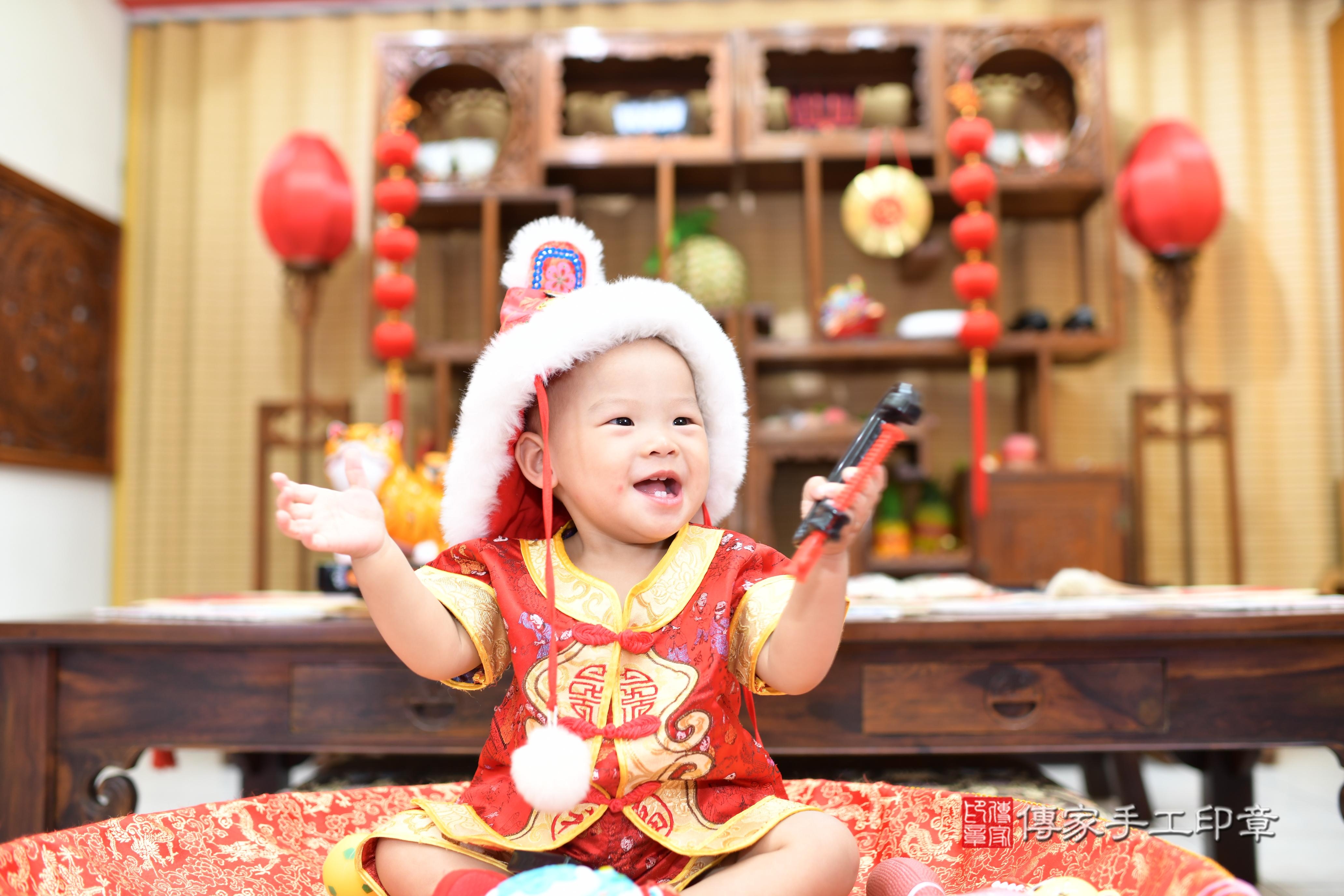 傳家手工印章高雄店、抓周、度脺、中國風會場、傳家嬰兒古禮、吉祥話、抓周道具物品24種、拍照。抓周證書。寶寶抓周、滿周歲、生日快樂、祝福