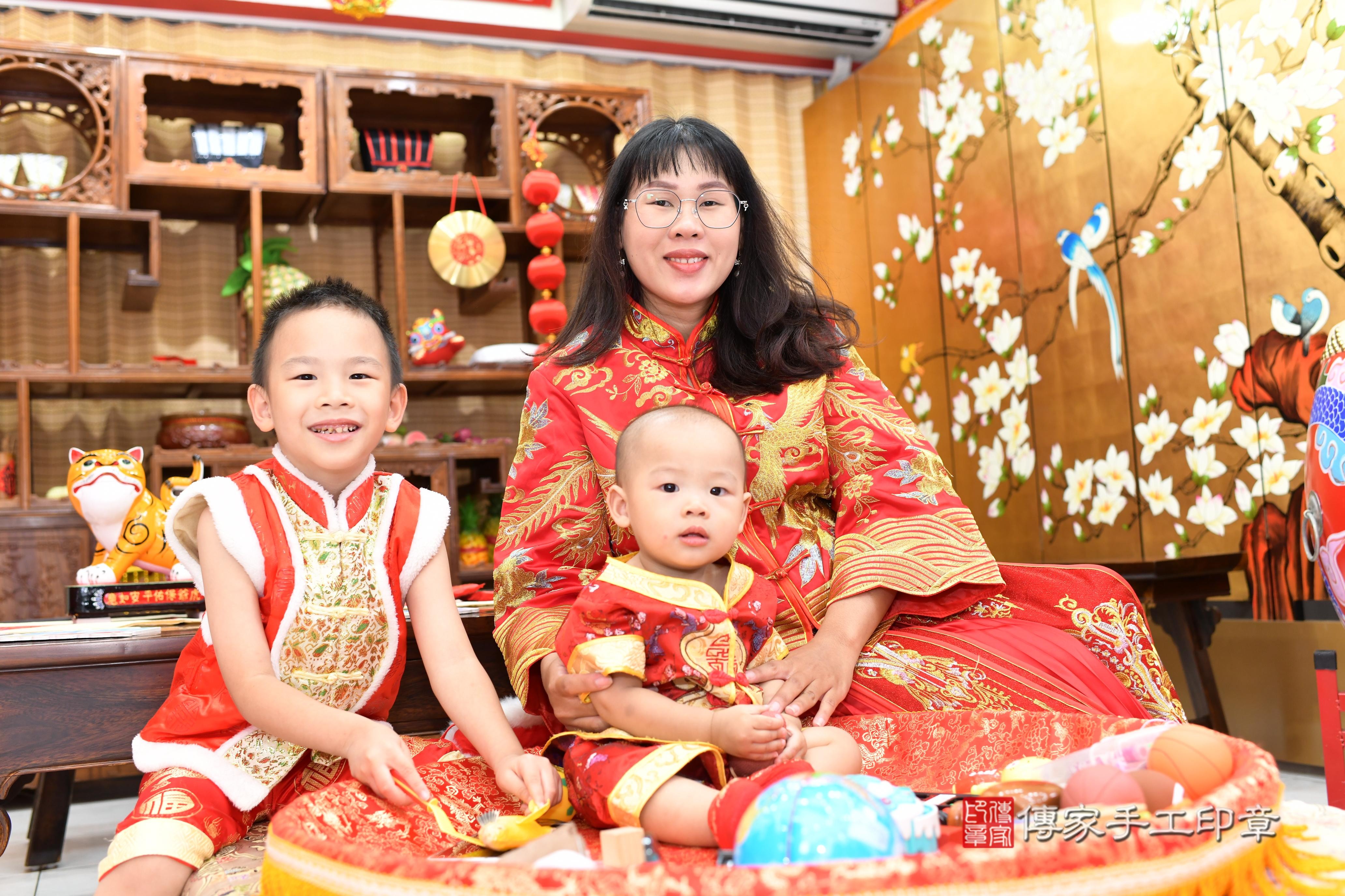 傳家手工印章高雄店、抓周、度脺、中國風會場、傳家嬰兒古禮、吉祥話、抓周道具物品24種、拍照。抓周證書。寶寶抓周、滿周歲、生日快樂、祝福
