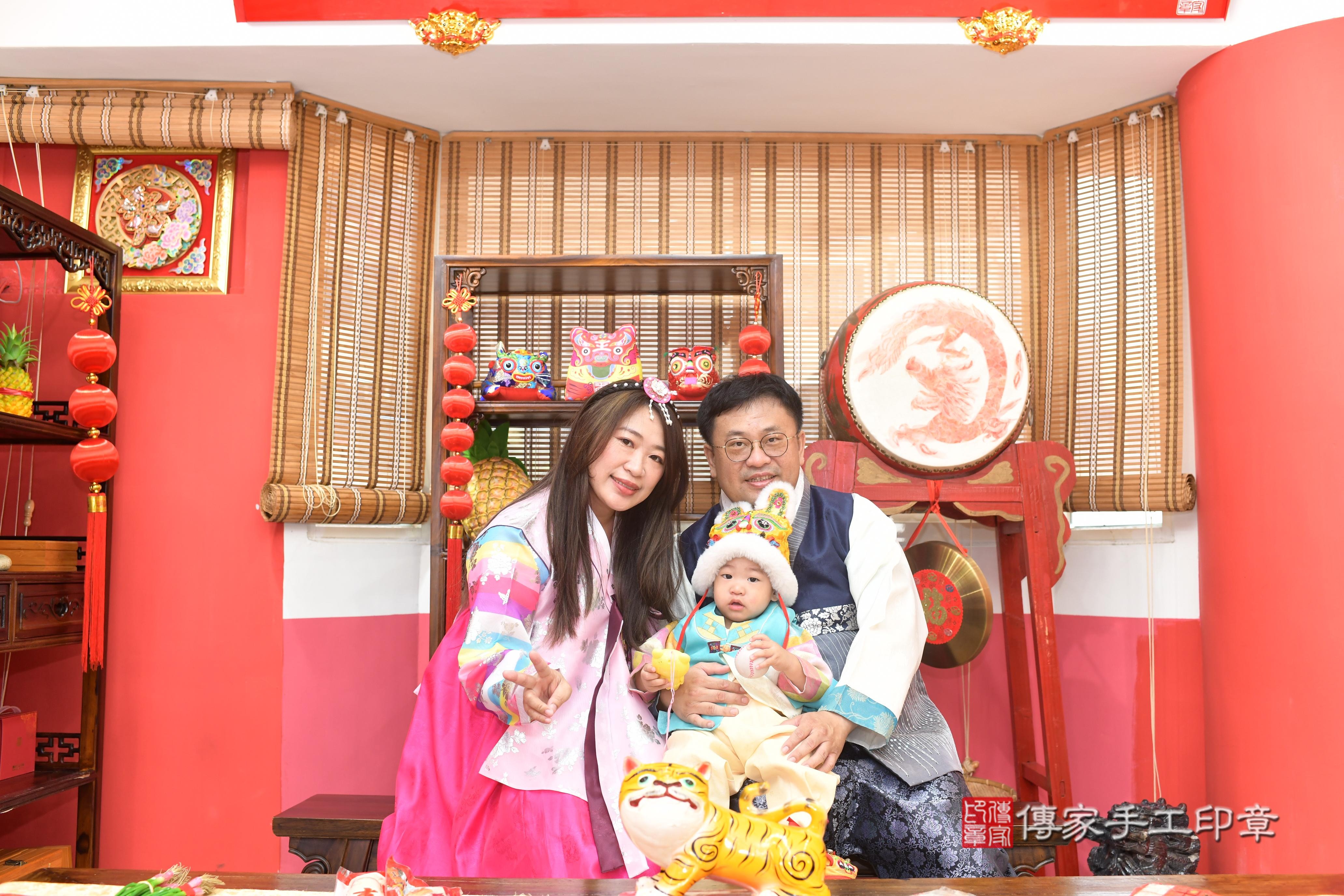 傳家手工印章高雄店、抓周、度脺、中國風會場、傳家嬰兒古禮、吉祥話、抓周道具物品24種、拍照。抓周證書。寶寶抓周、滿周歲、生日快樂、祝福