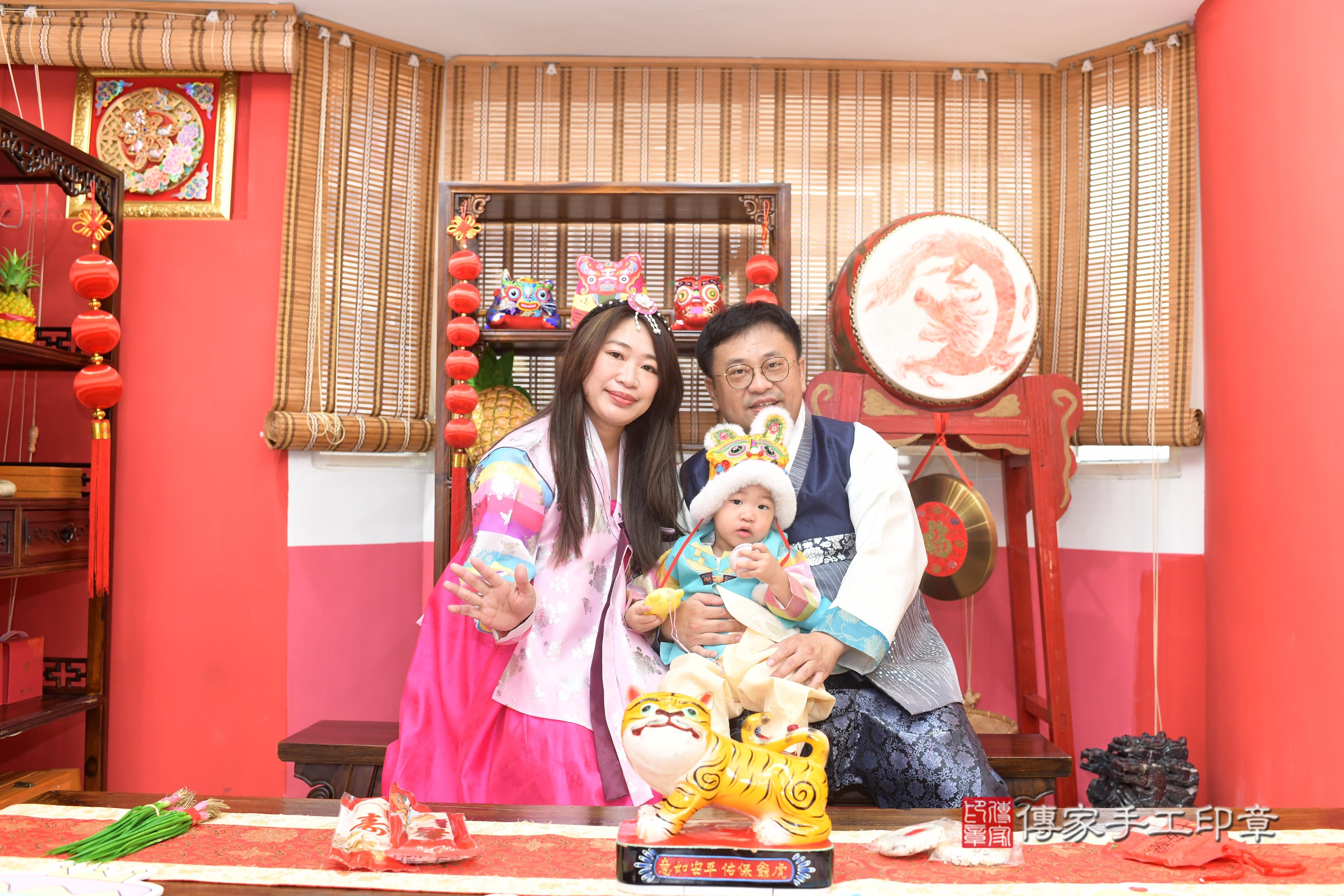 1750409656319985.jpg傳家手工印章高雄店、抓周、度脺、中國風會場、傳家嬰兒古禮、吉祥話、抓周道具物品24種、拍照。抓周證書。寶寶抓周、滿周歲、生日快樂、祝福