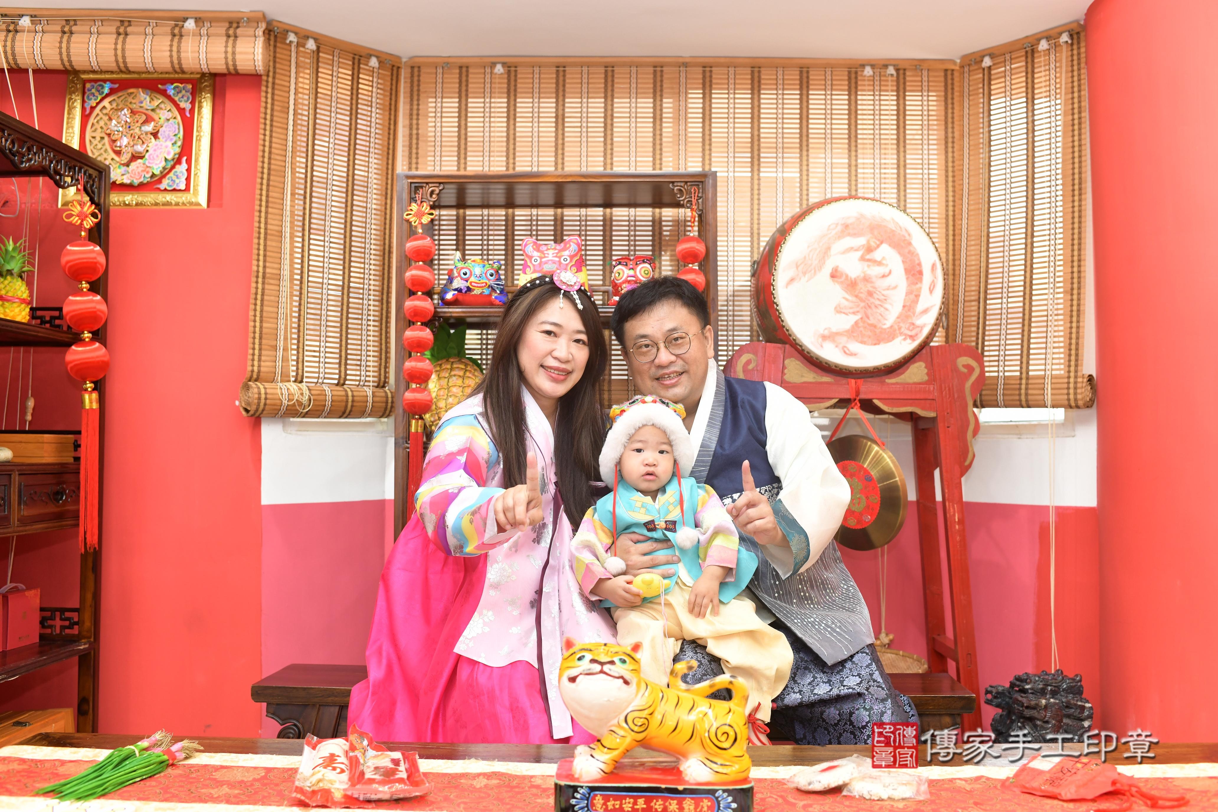 傳家手工印章高雄店、抓周、度脺、中國風會場、傳家嬰兒古禮、吉祥話、抓周道具物品24種、拍照。抓周證書。寶寶抓周、滿周歲、生日快樂、祝福