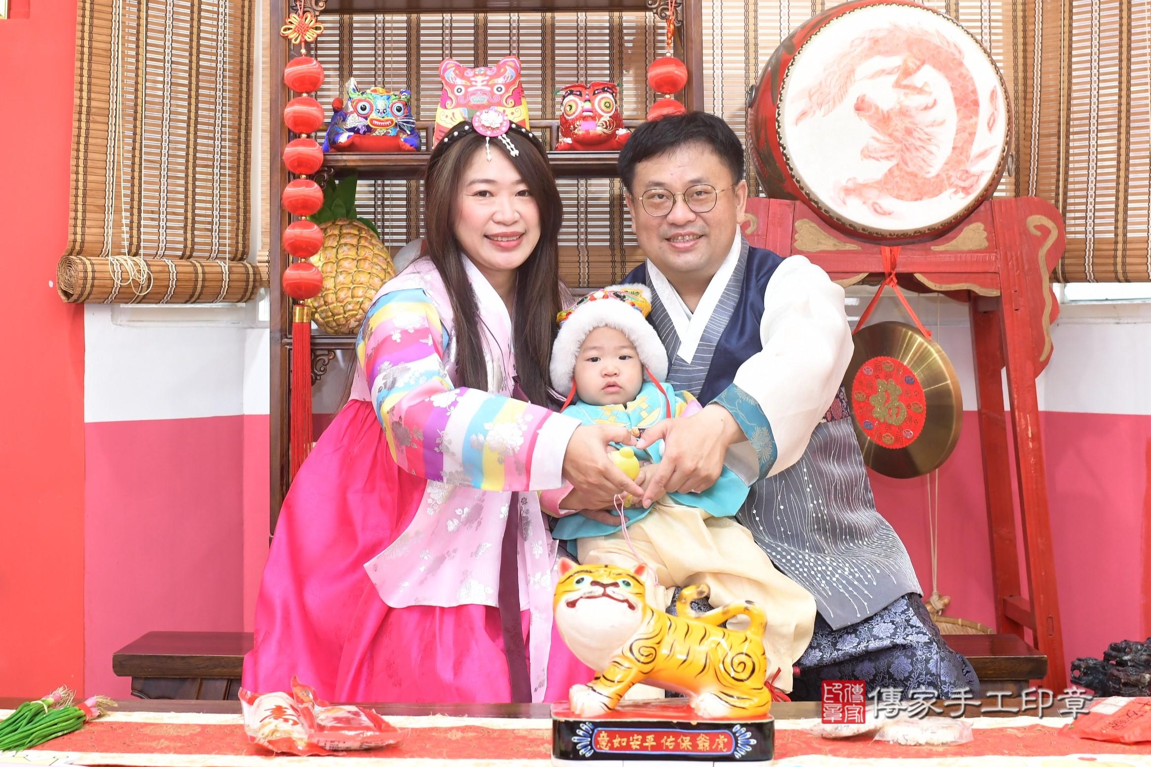 傳家手工印章高雄店、抓周、度脺、中國風會場、傳家嬰兒古禮、吉祥話、抓周道具物品24種、拍照。抓周證書。寶寶抓周、滿周歲、生日快樂、祝福